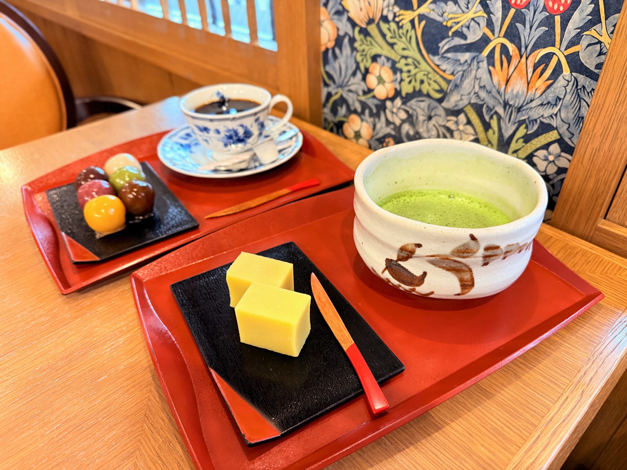 舟和 本店_「芋ようかん」と「あんこ玉」