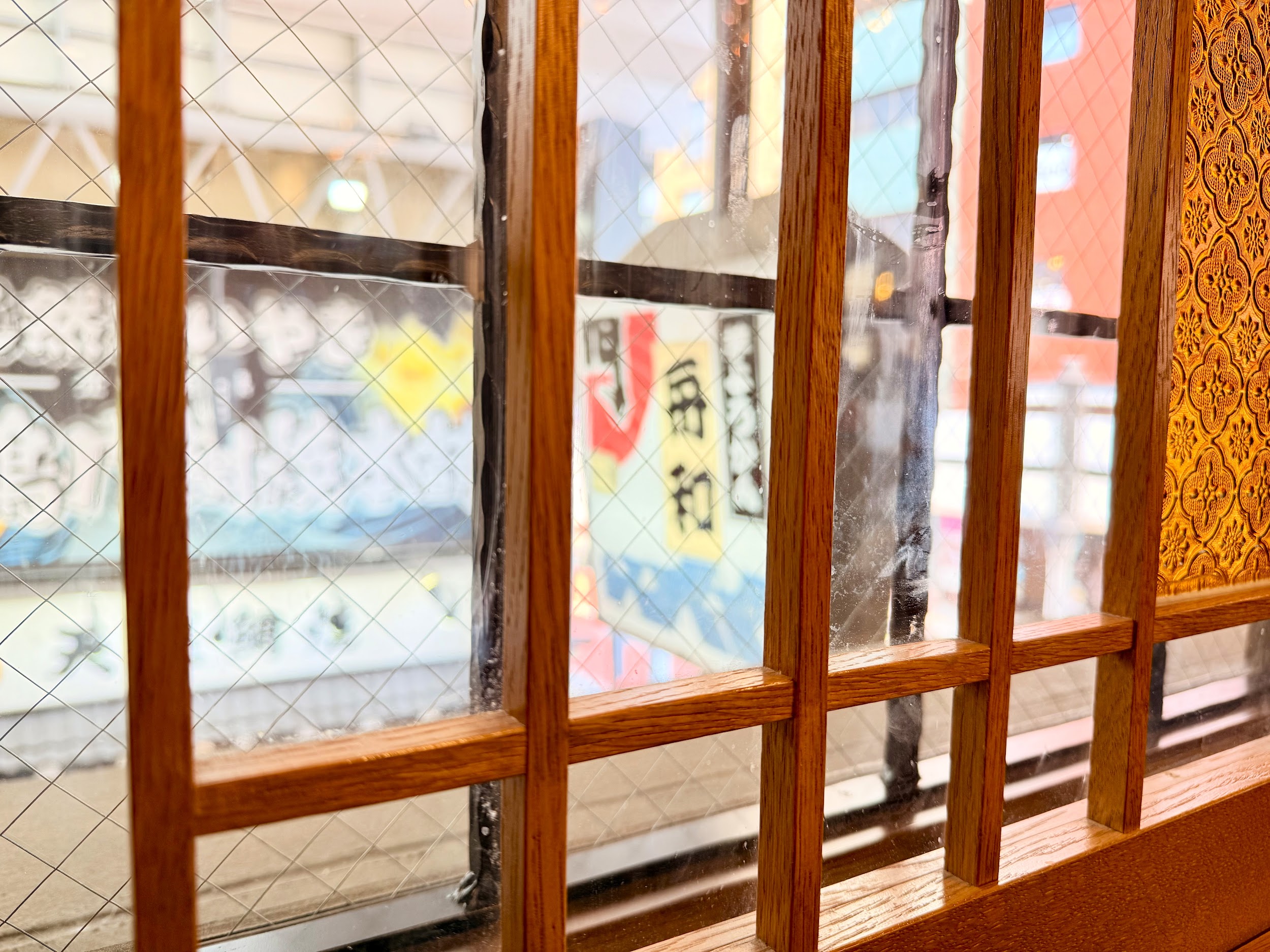 舟和 本店_窓際のカウンター席からの風景
