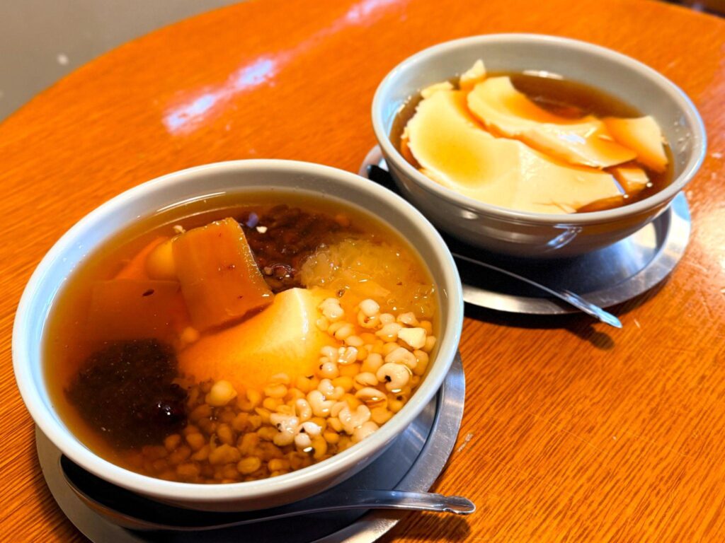 台湾伝統豆花専門店「東京豆花工房」_トッピング豆花とプレーン豆花