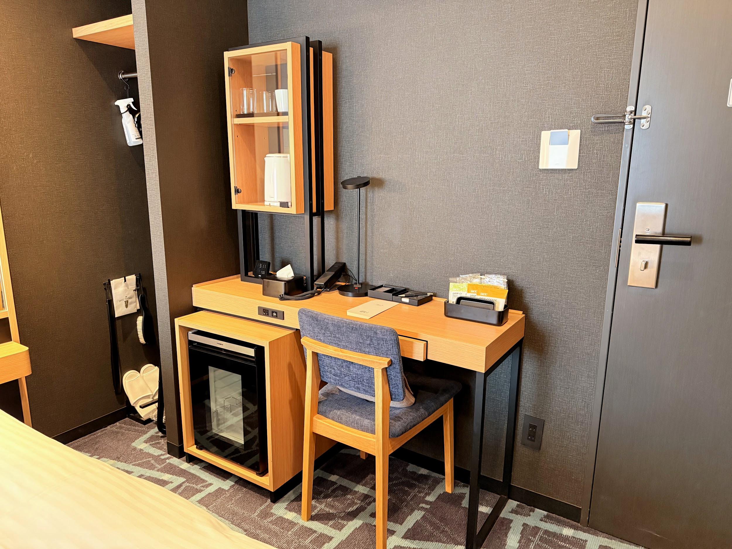 JR東日本ホテルメッツ プレミア 秋葉原_テーブルや冷蔵庫