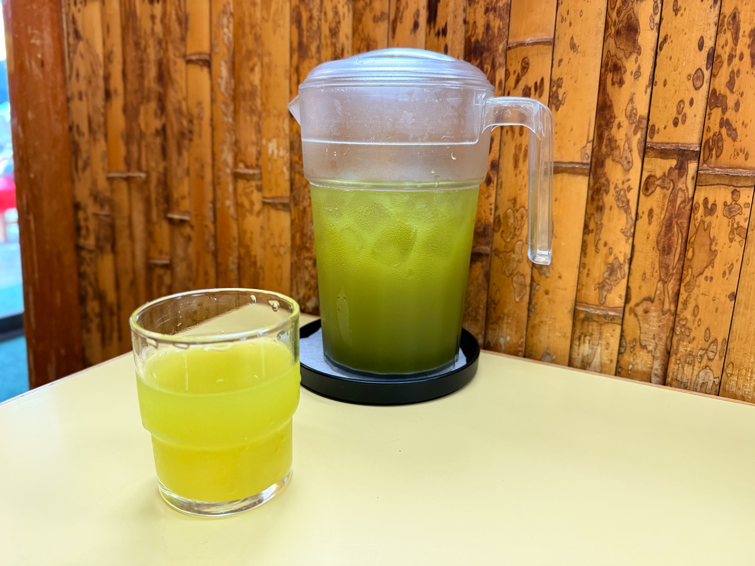 梅園 浅草本店_冷たい緑茶のピッチャー