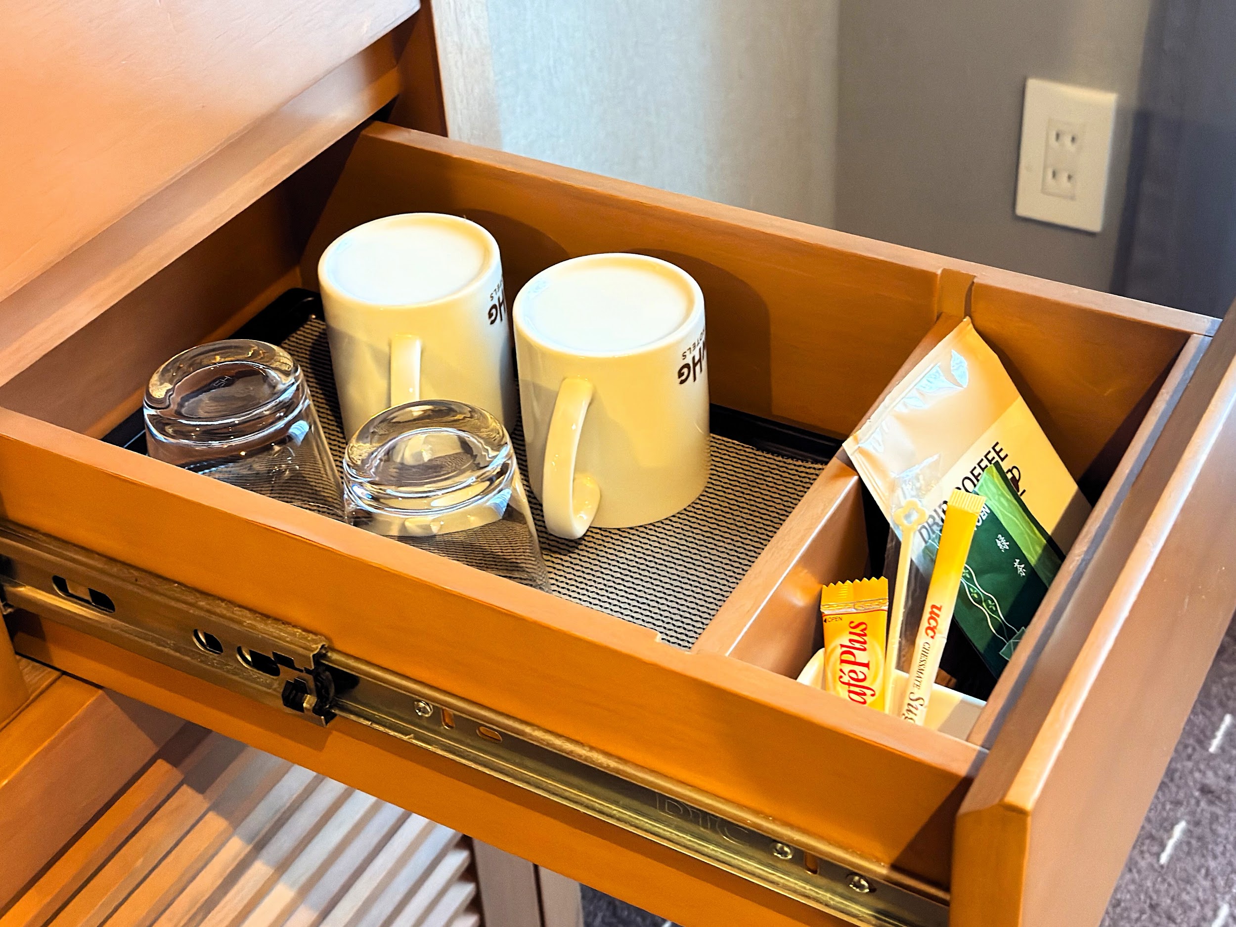 秋葉原ワシントンホテル_グラス、マグカップ、緑茶、ドリップタイプのコーヒー