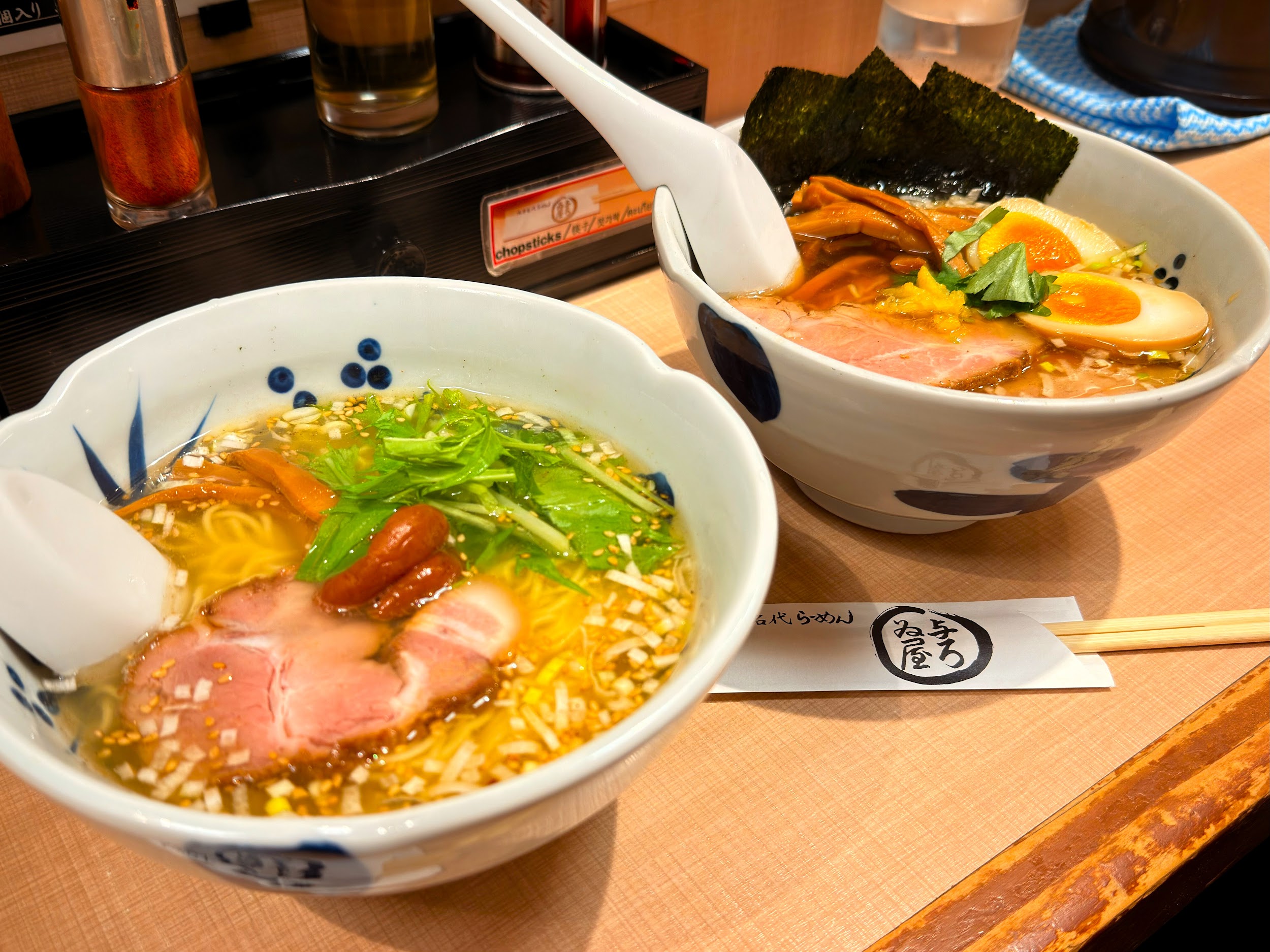 浅草名代らーめん与ろゐ屋_「特製らーめん(全部のせ)」と「梅しおらーめん」