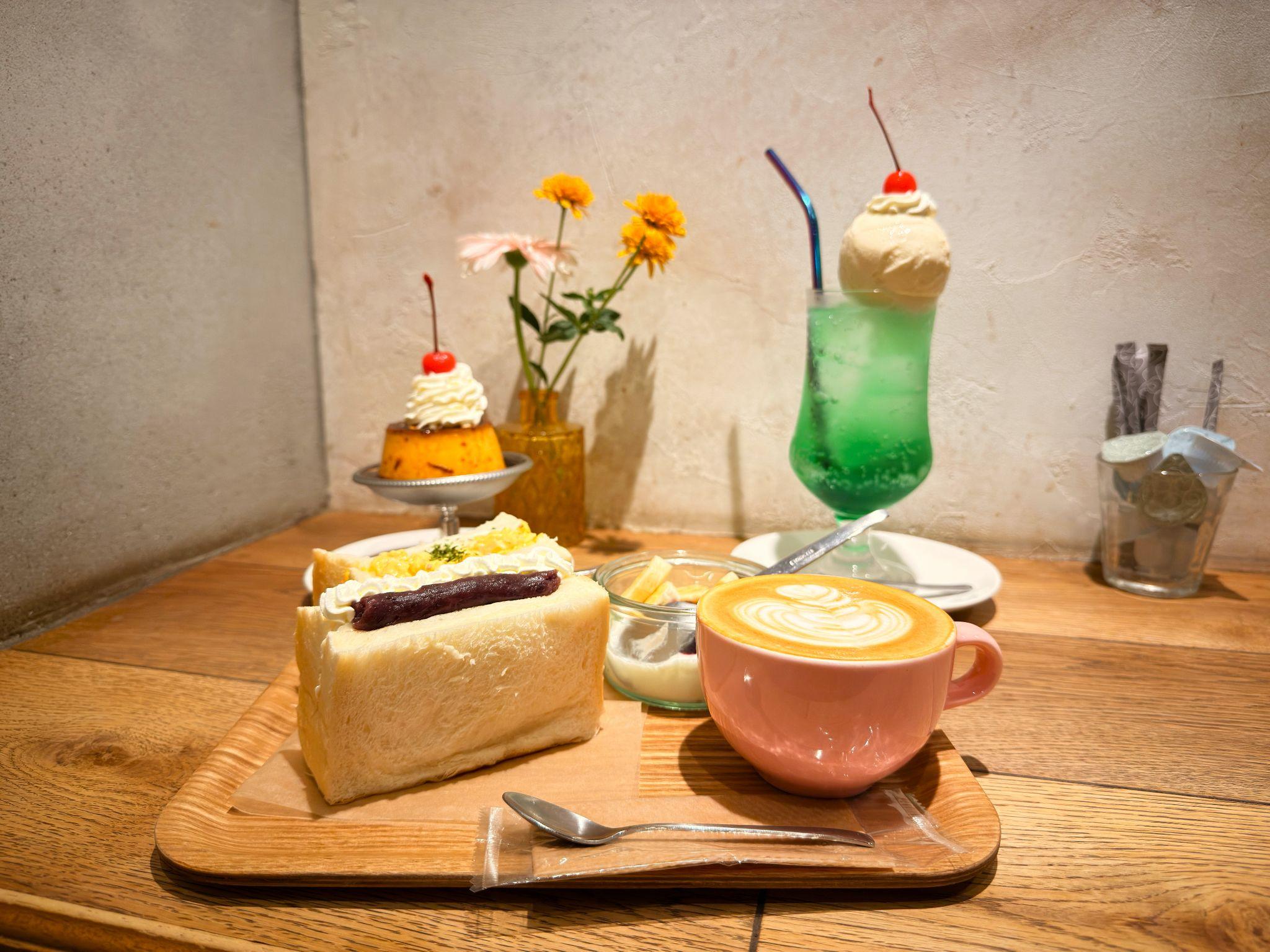 フェブラリーカフェ_「サンドイッチランチプレート」と「クリームソーダ メロン」と「焦がしカラメル濃厚プリン」