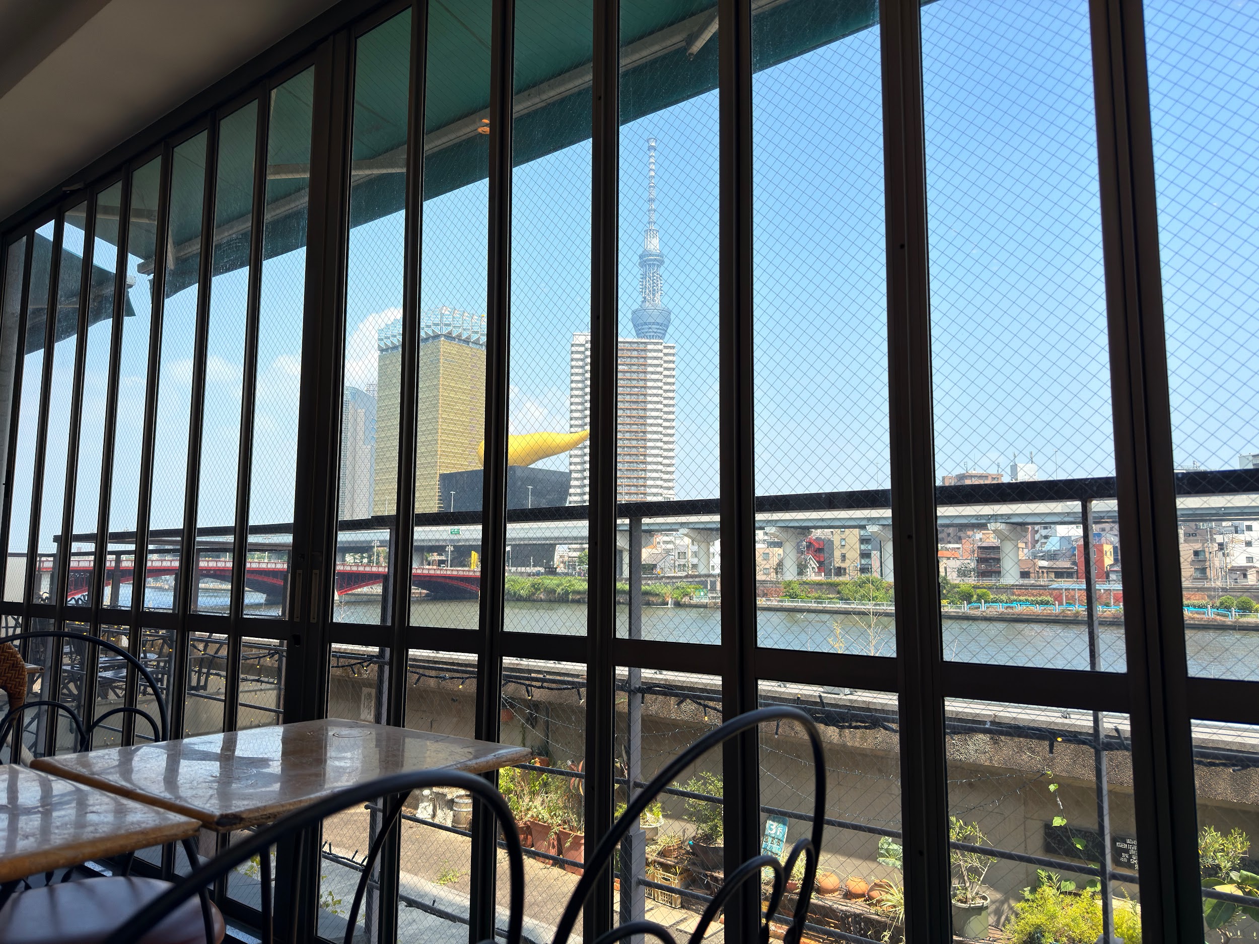 カフェ・ムルソー_窓側のテーブル席