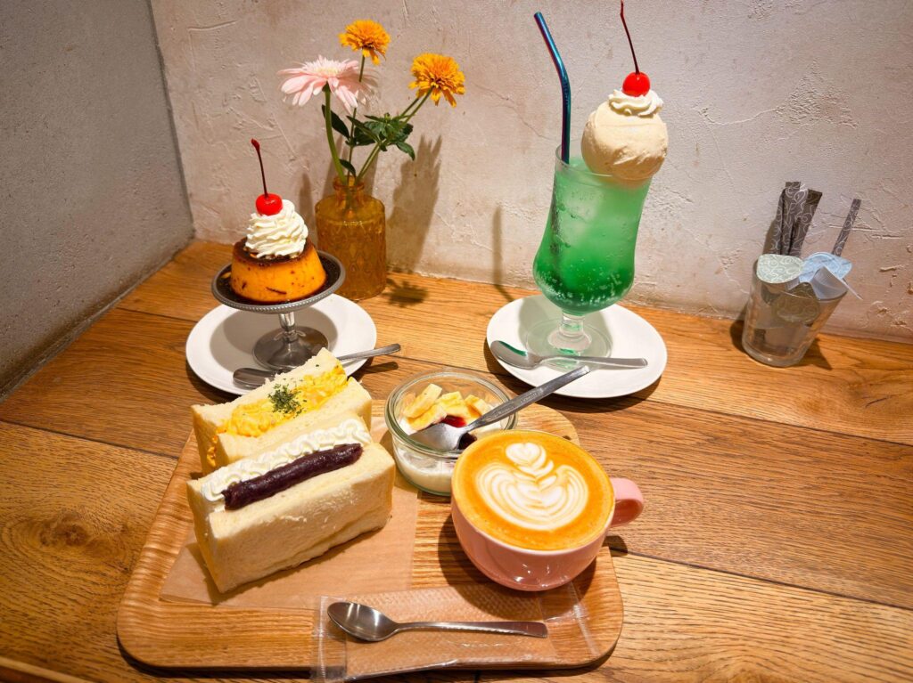 フェブラリーカフェ_「サンドイッチランチプレート」と「クリームソーダ メロン」と「焦がしカラメル濃厚プリン」