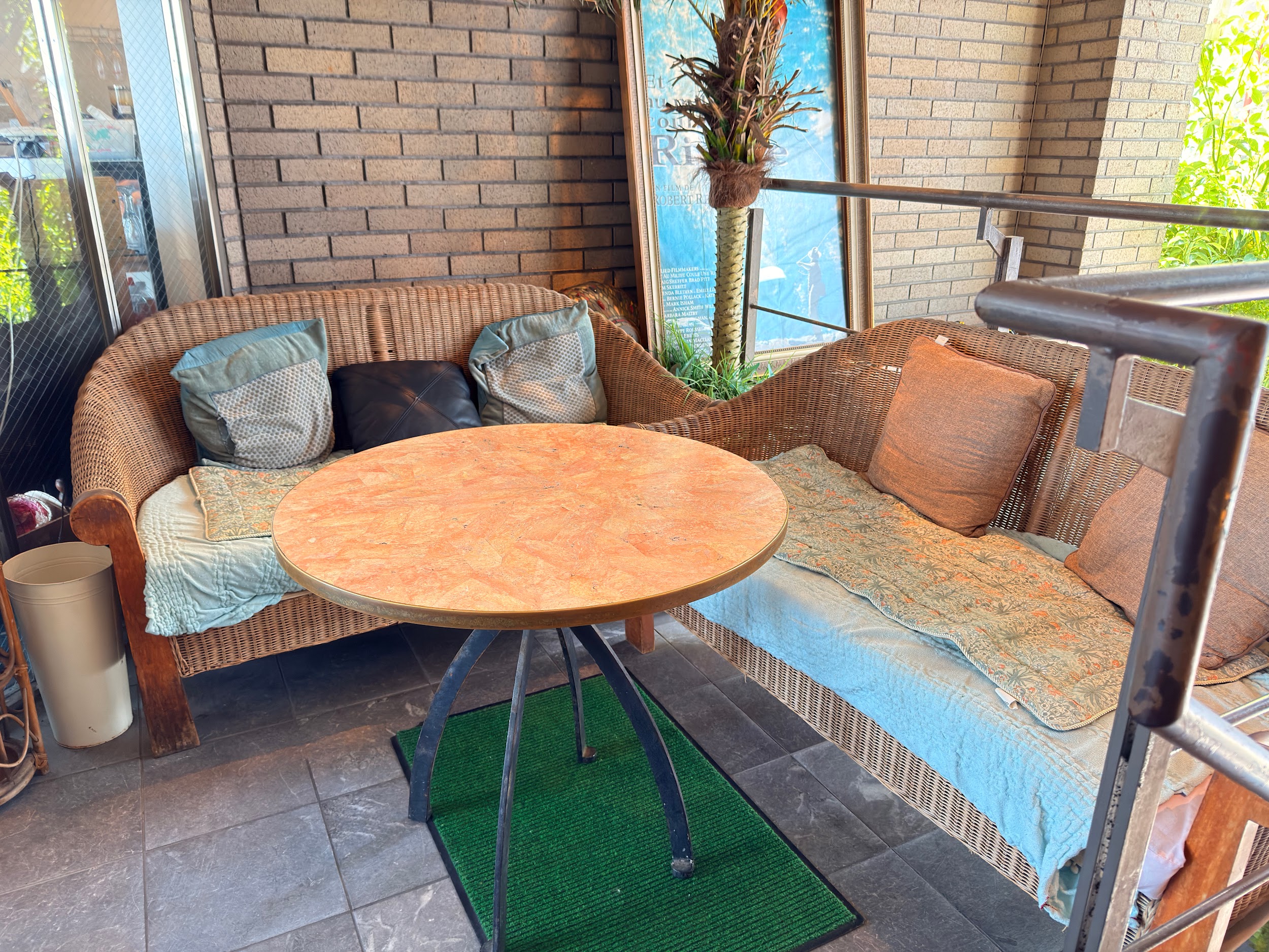 カフェ・ムルソー_カフェ・ムルソー_待つための席