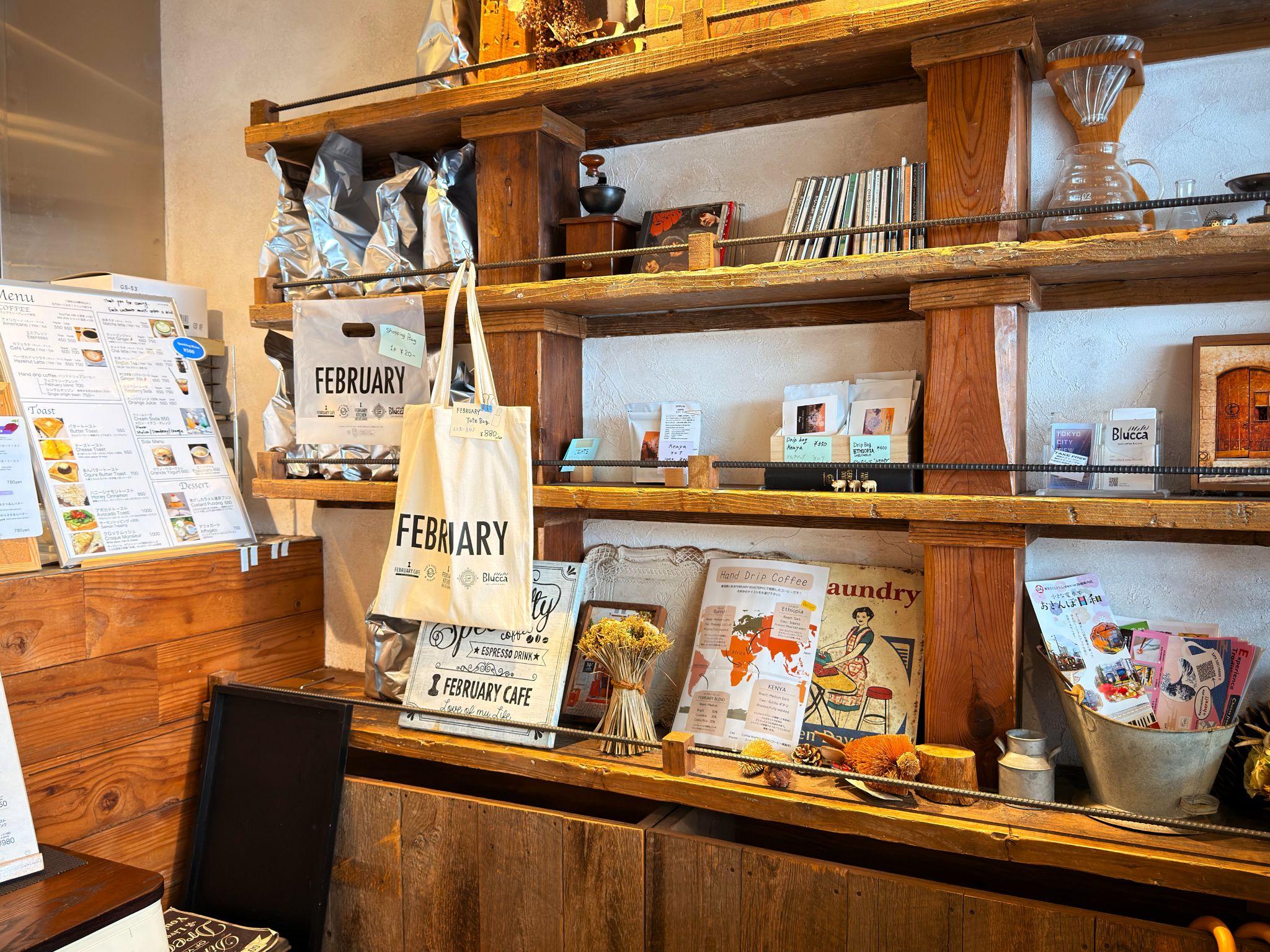 フェブラリーカフェ_入口横のおしゃれな雑貨