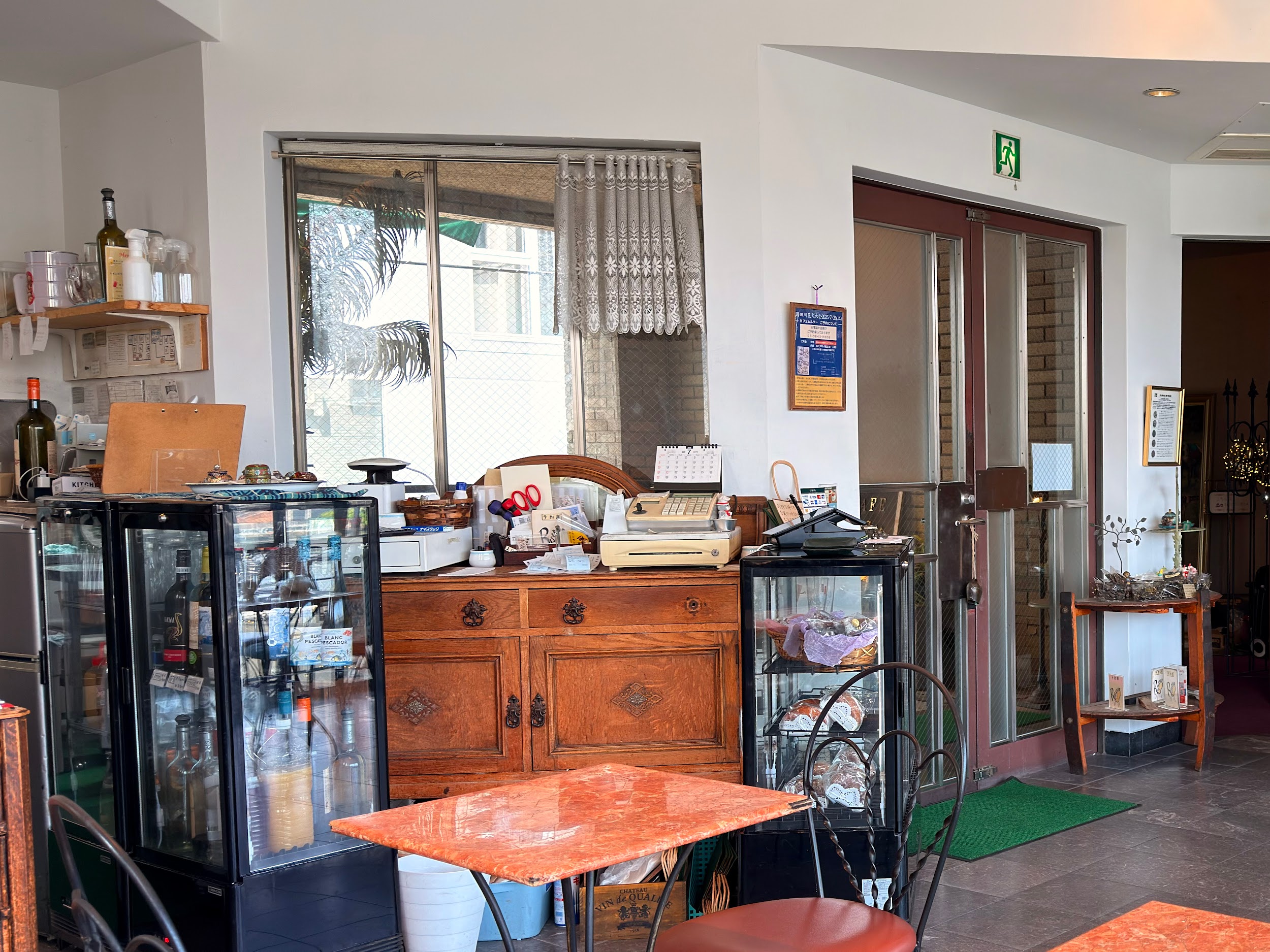 カフェ・ムルソー_味のあるシェルフや雑貨