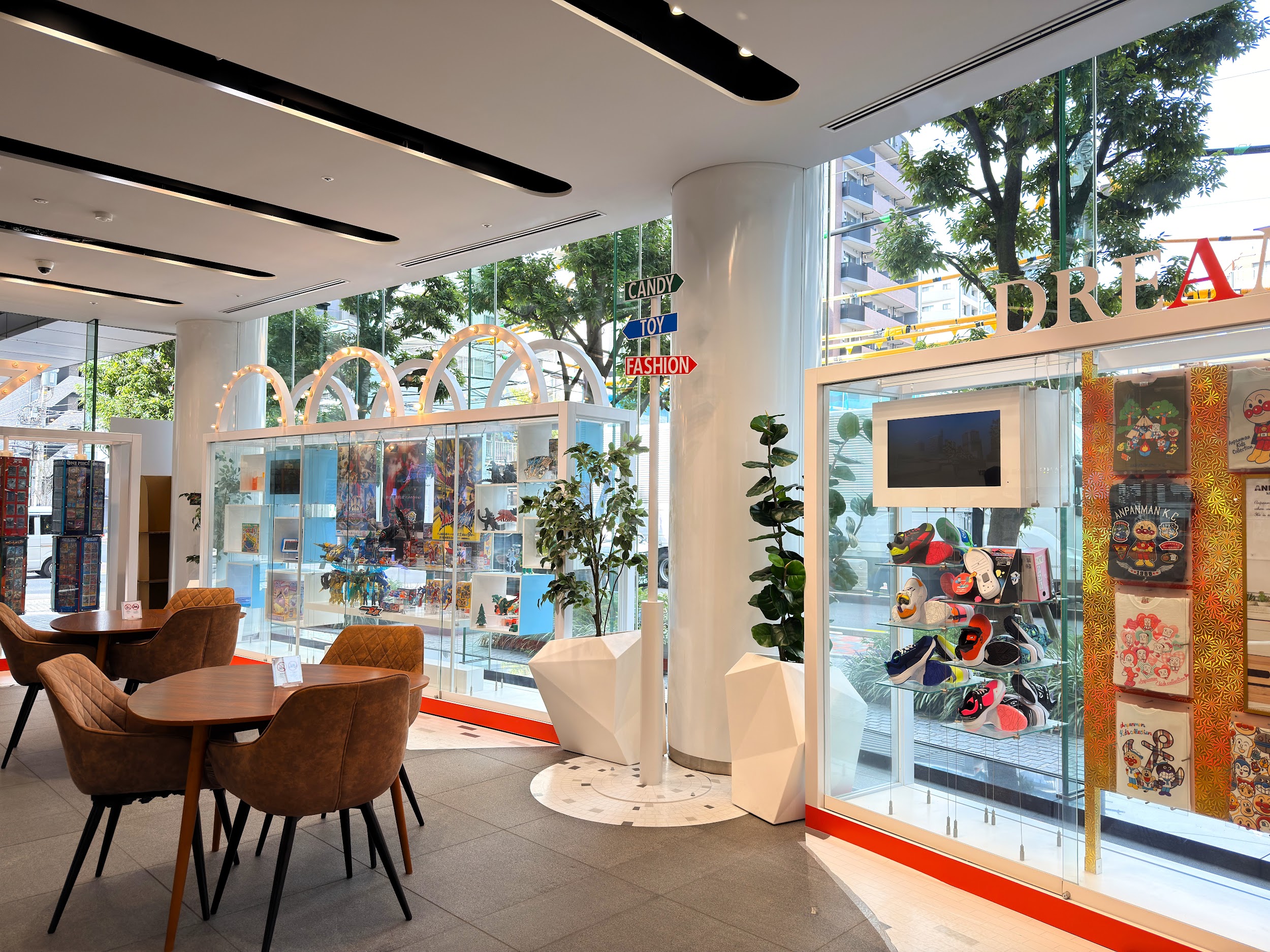 株式会社バンダイ本社_テーブルと椅子