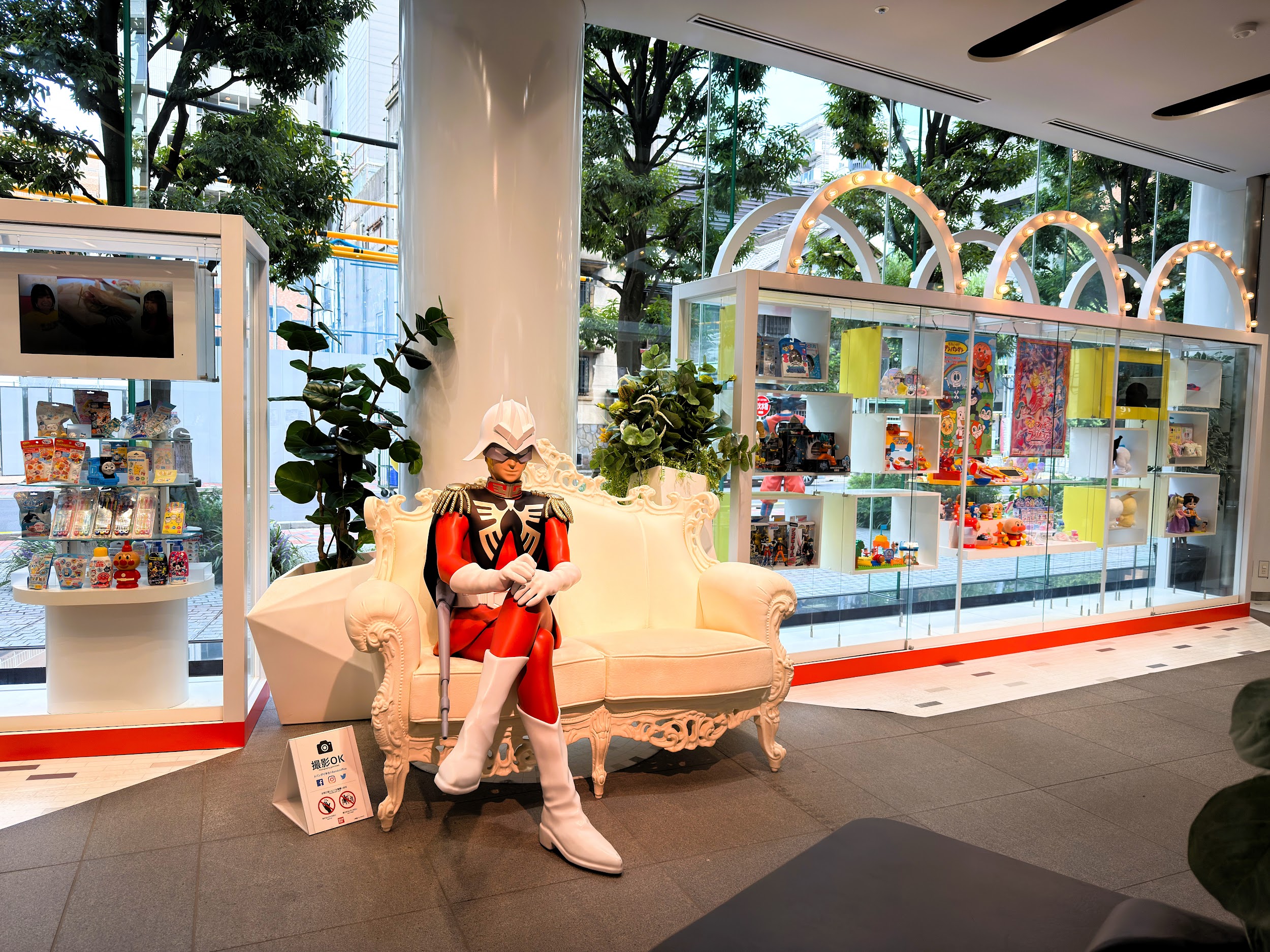 株式会社バンダイ本社_シャア・アズナブル