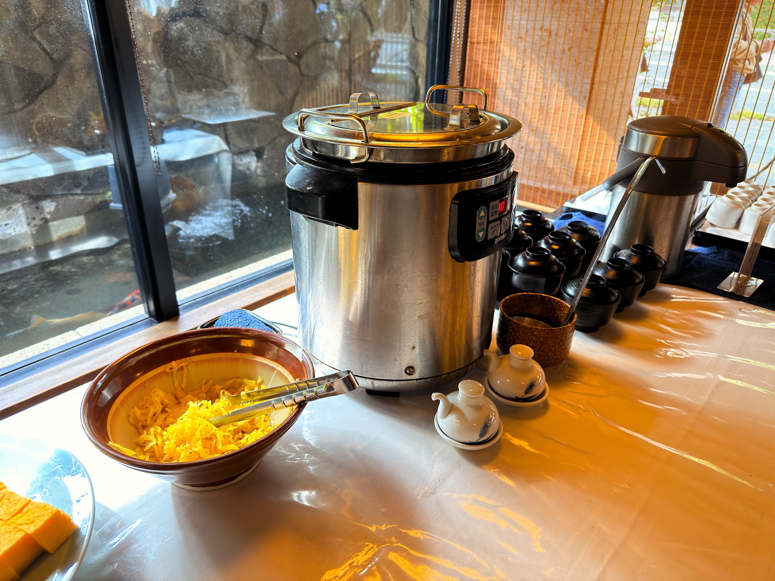 浅草むぎとろ 本店_たくあんと味噌汁