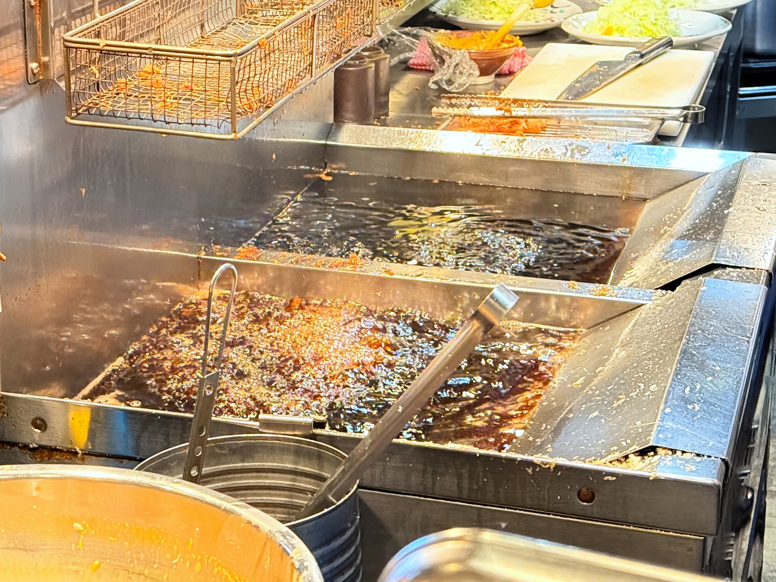 かつ進 三組坂下外神田店_とんかつが揚がっている様子