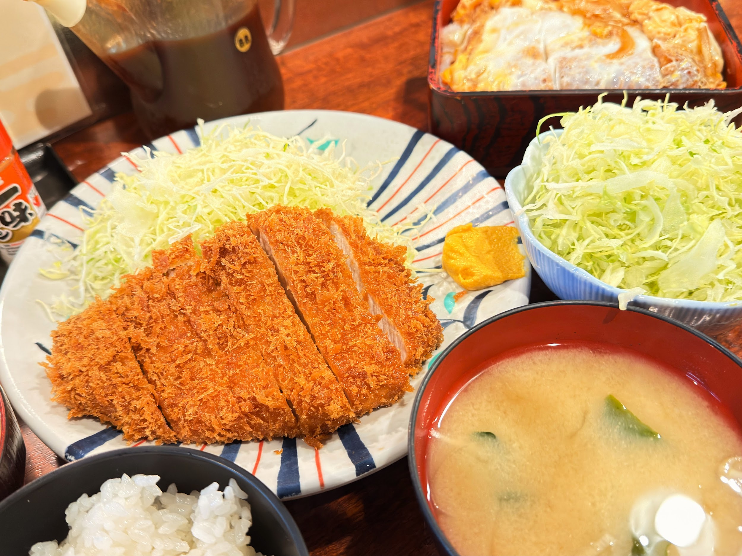 かつ進 三組坂下外神田店_「とんかつ定食」と「かつ重定食」