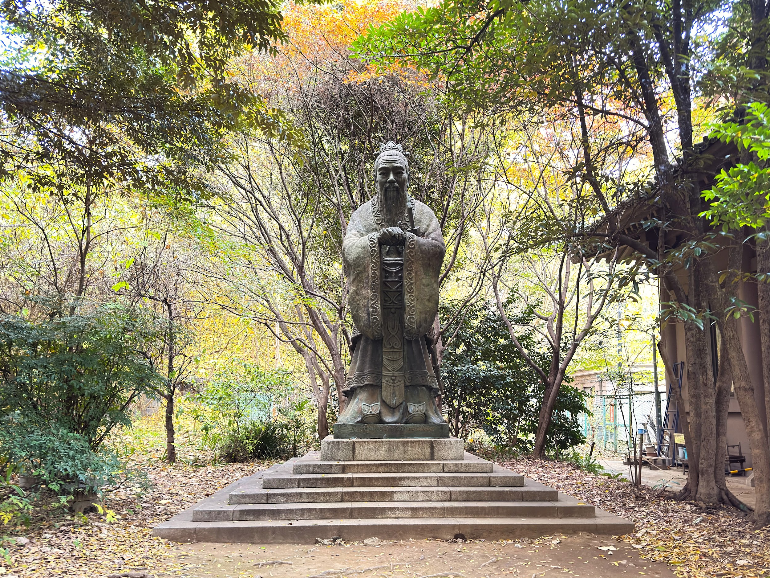 湯島聖堂_孔子銅像