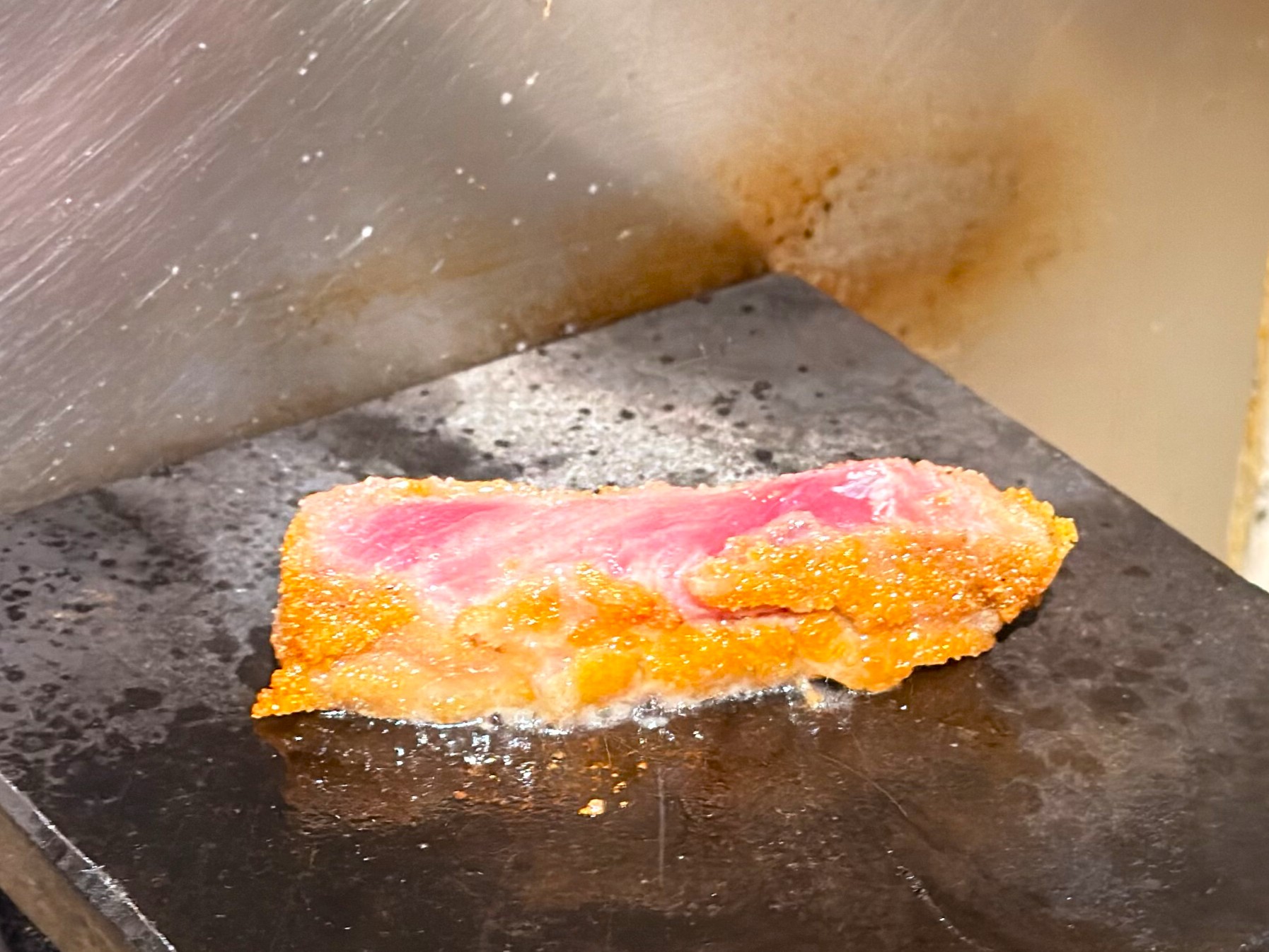 浅草 牛かつ_鉄板に乗せた牛かつ