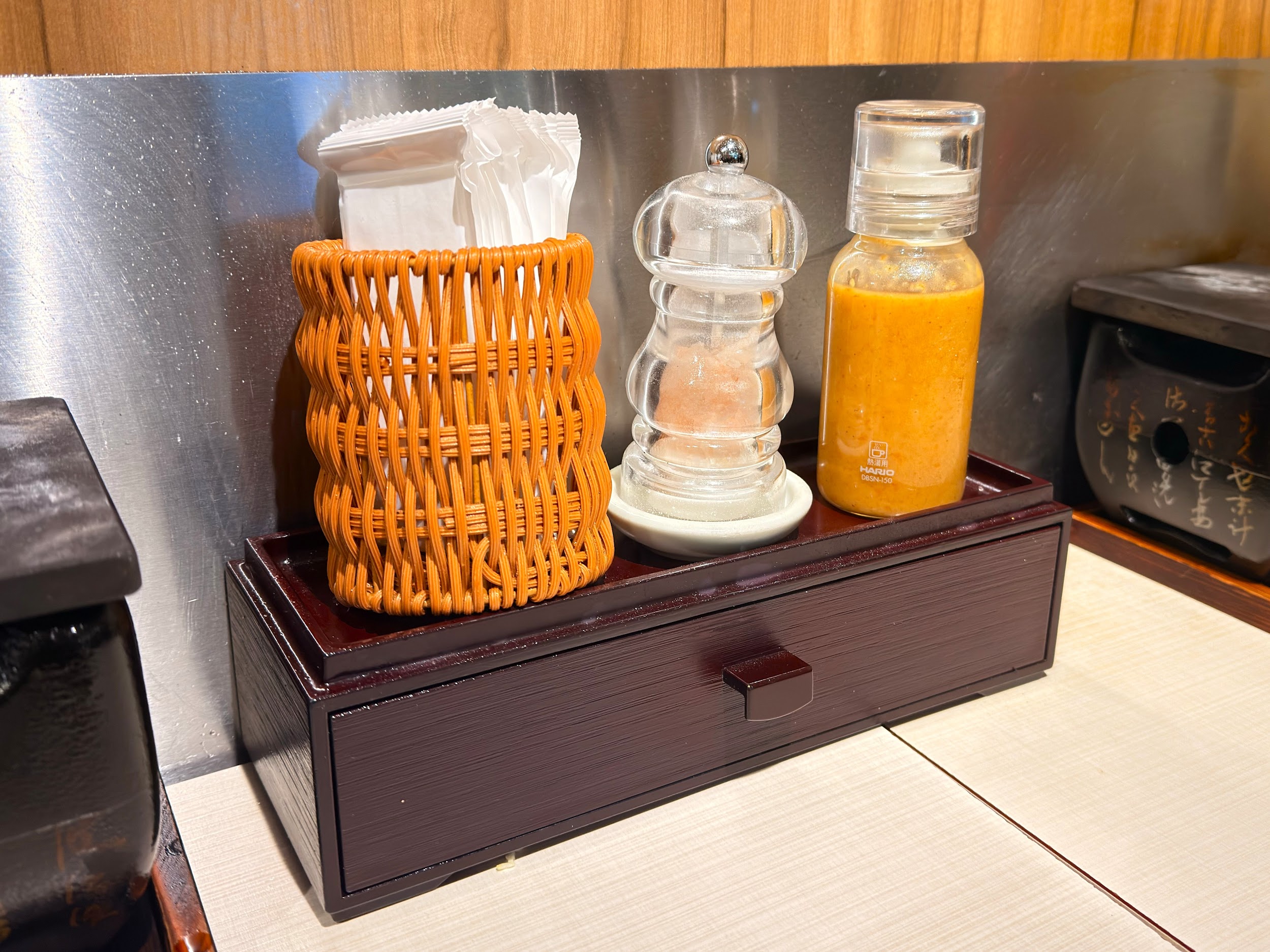 浅草 牛かつ_卓上のドレッシング、岩塩、箸、お手拭き