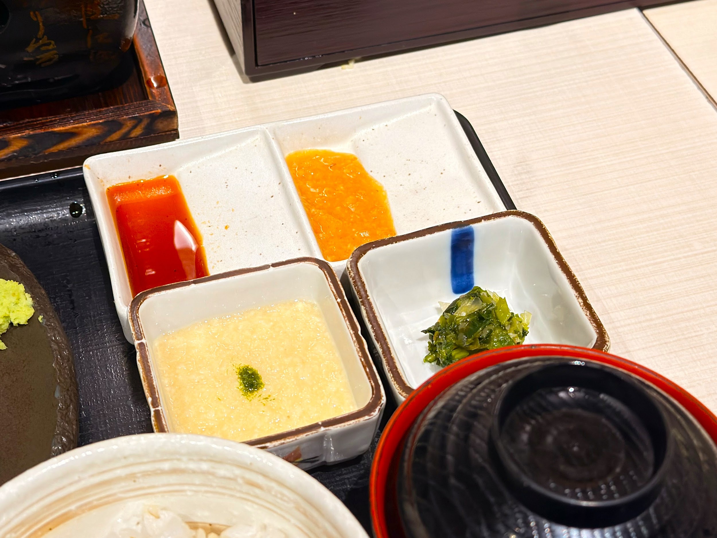 浅草 牛かつ_特製ダレと薬味