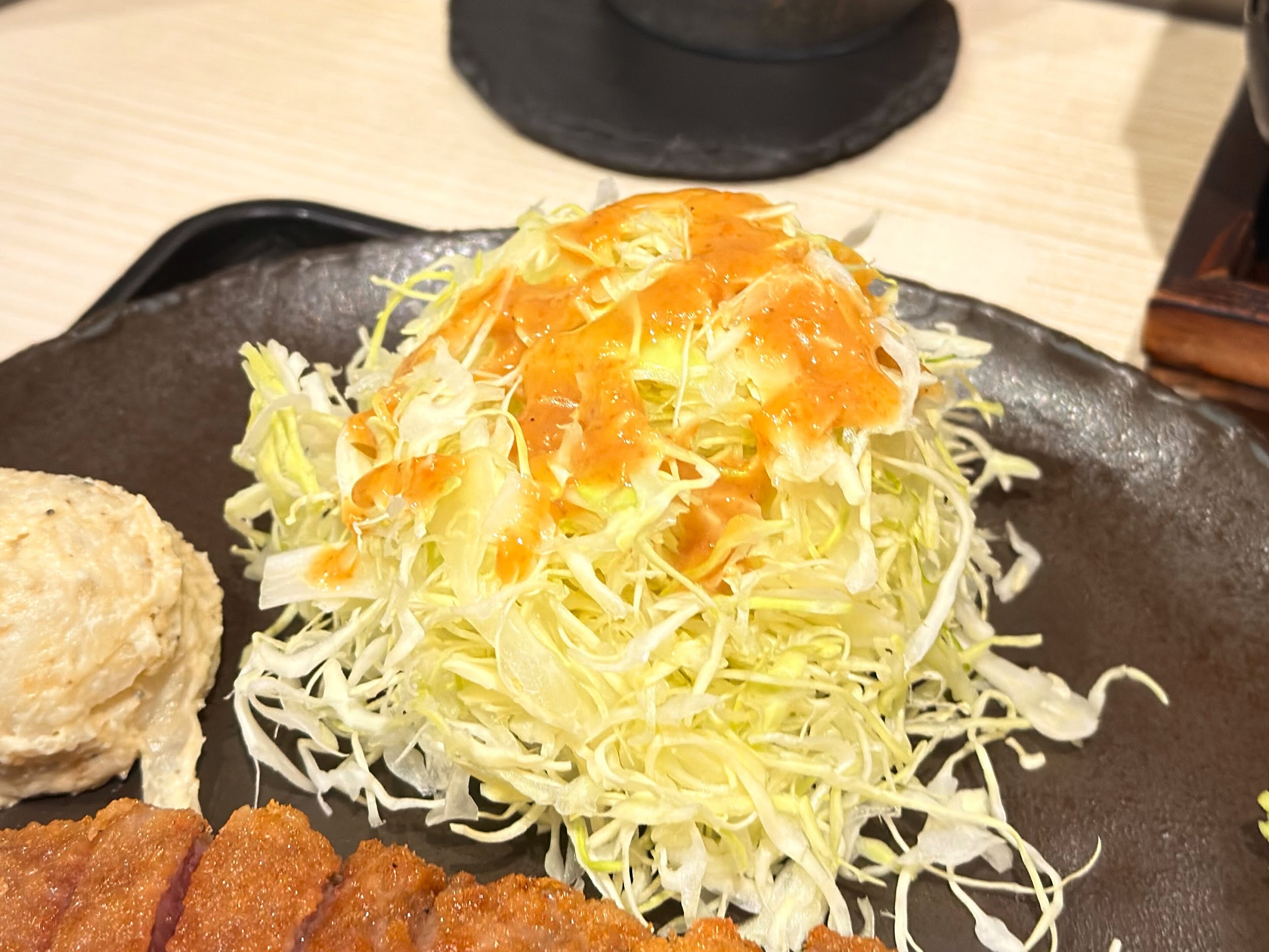 浅草 牛かつ_キャベツとポテトサラダ