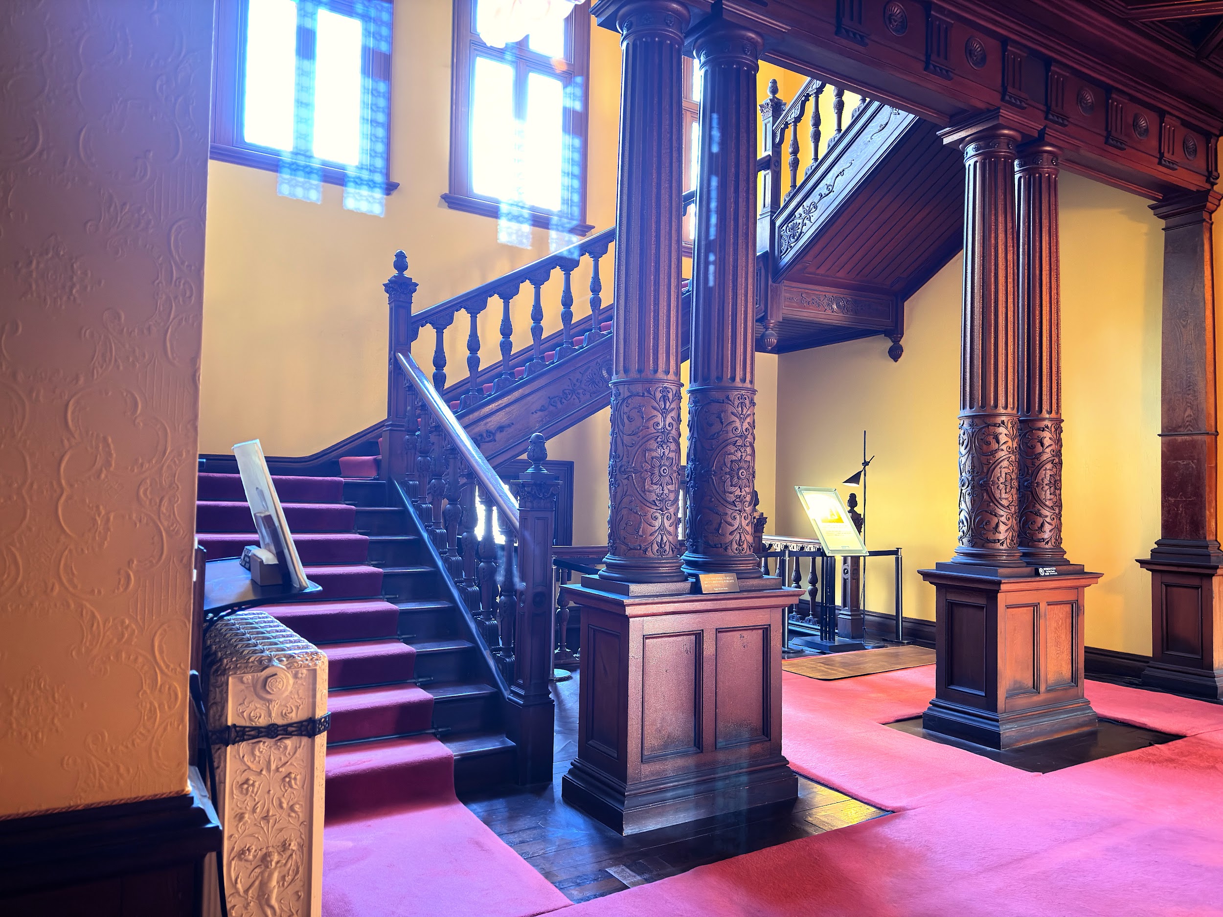 旧岩崎邸庭園_ホールと大階段