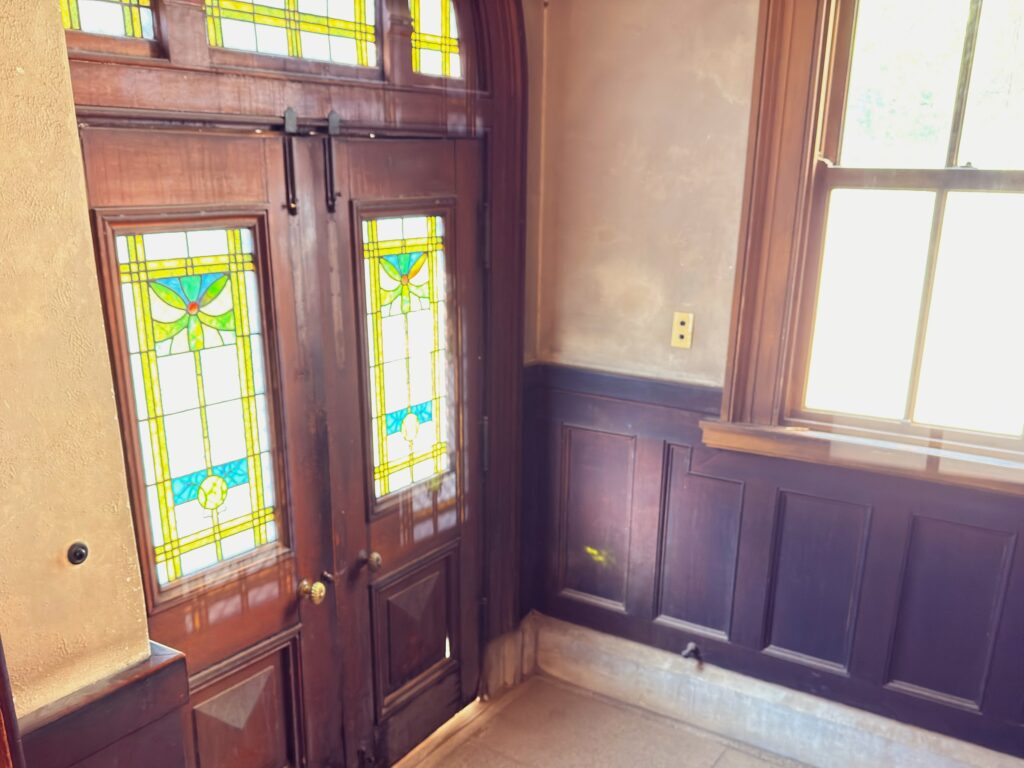 旧岩崎邸庭園_使用人や家族が一般的に使用していた使用口