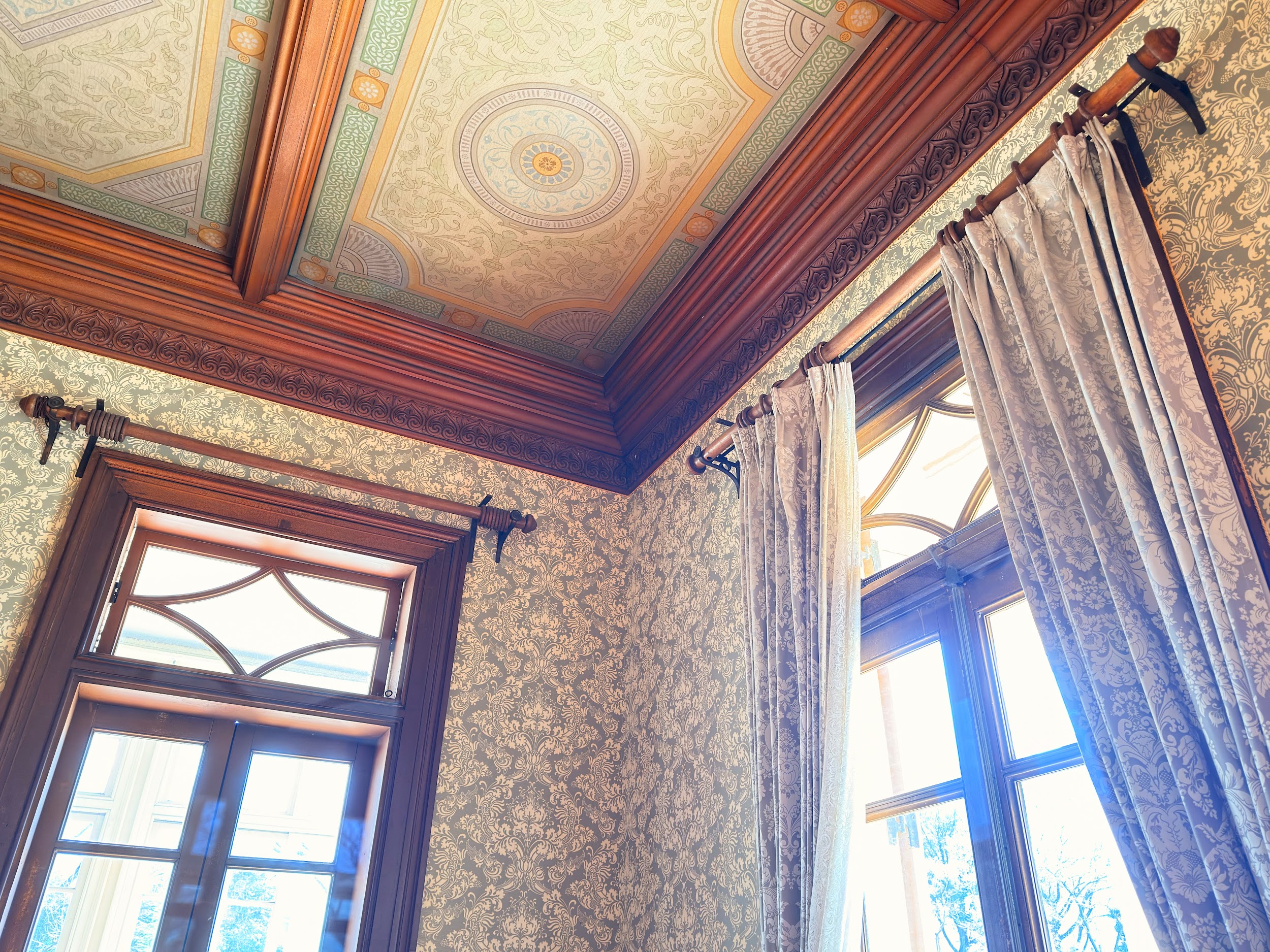 旧岩崎邸庭園_レトロな壁や天井の壁紙