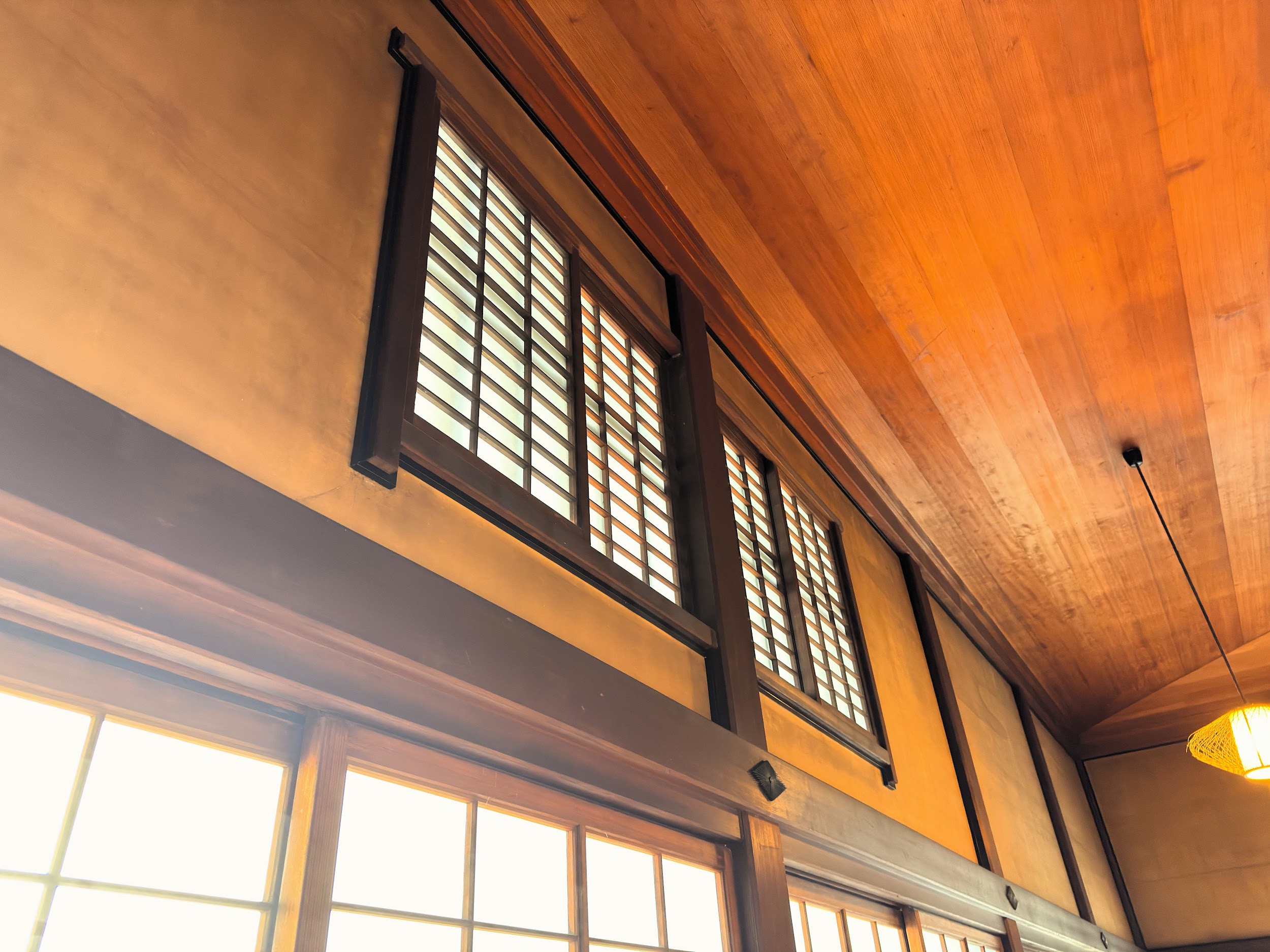 旧岩崎邸庭園_高い位置に設置された障子