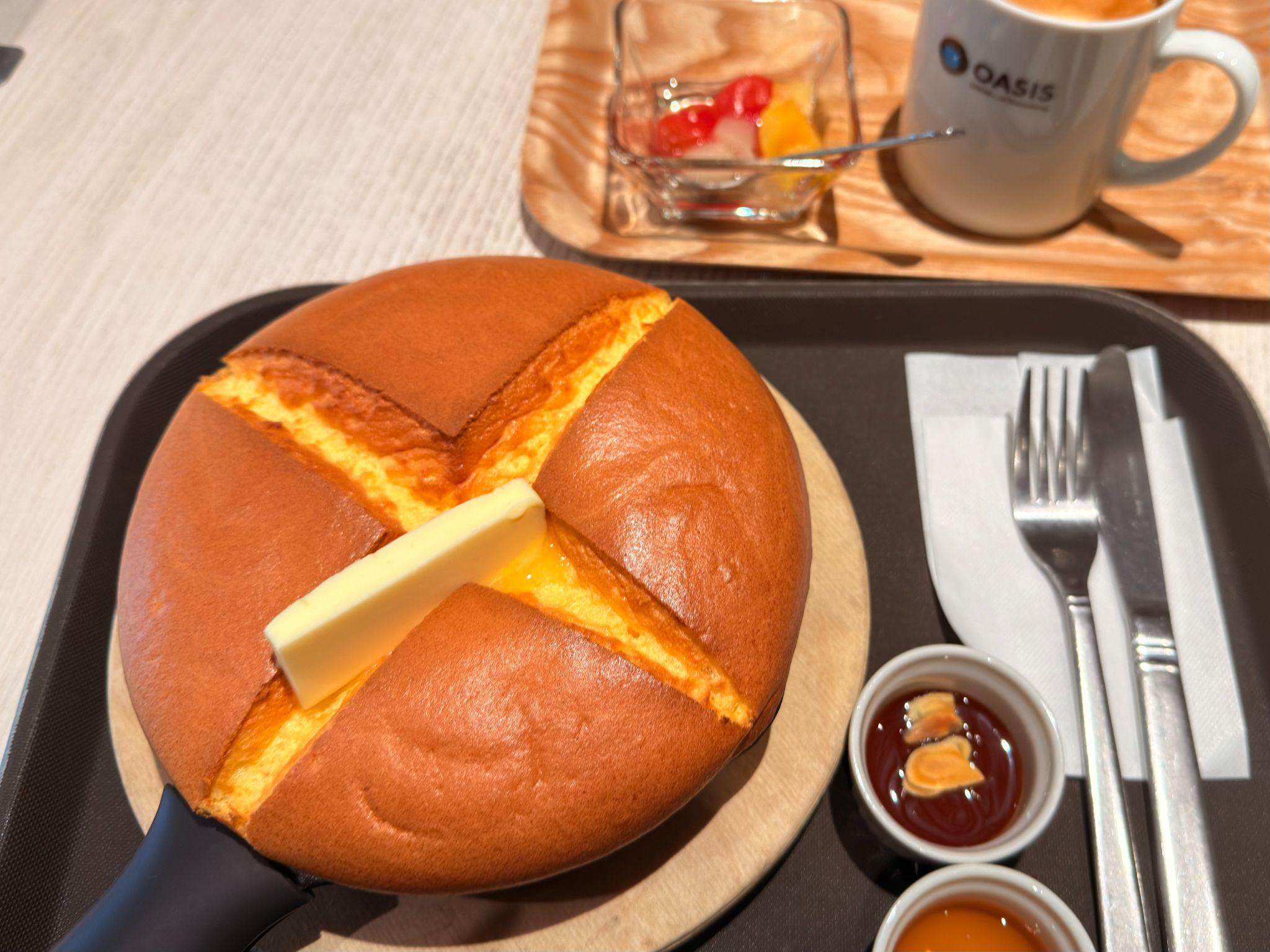 CAFE OASIS(カフェ オアシス)秋葉原店_ふわふわカステラPANケーキ メープルシロップ+キャラメルナッツソース付き