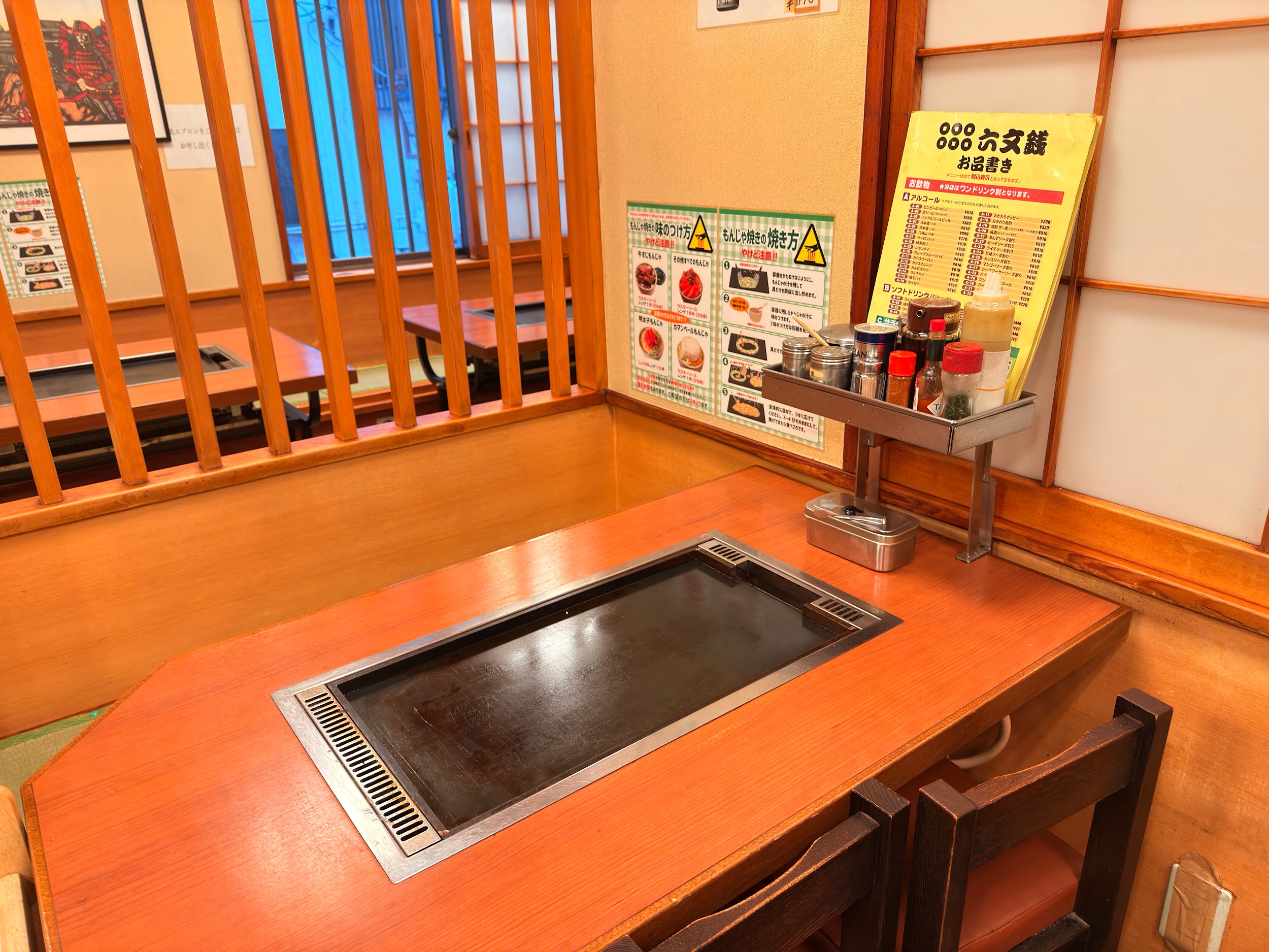 六文銭 本店_テーブル席