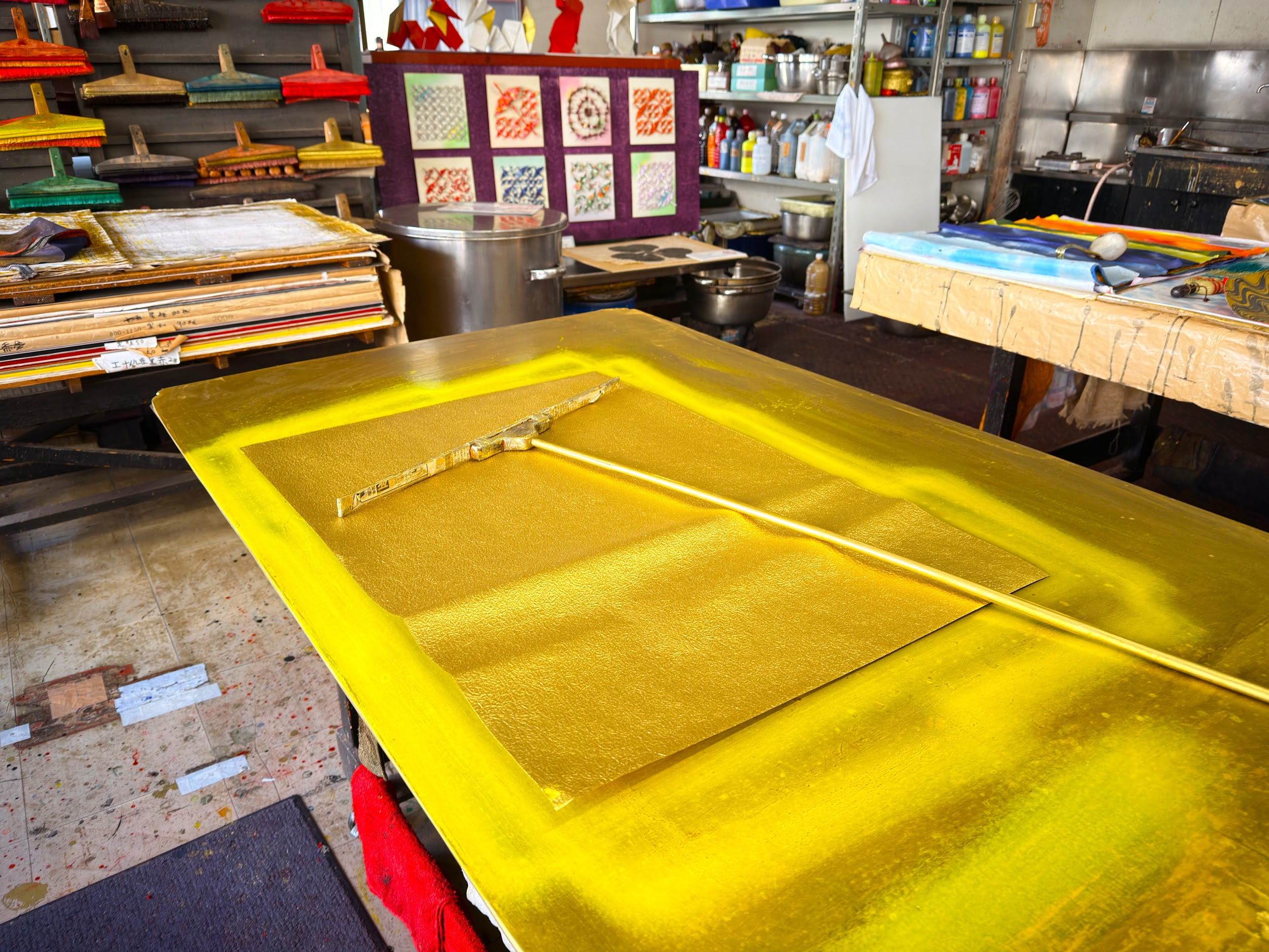 おりがみ会館_工房の奥にある染め紙の道具