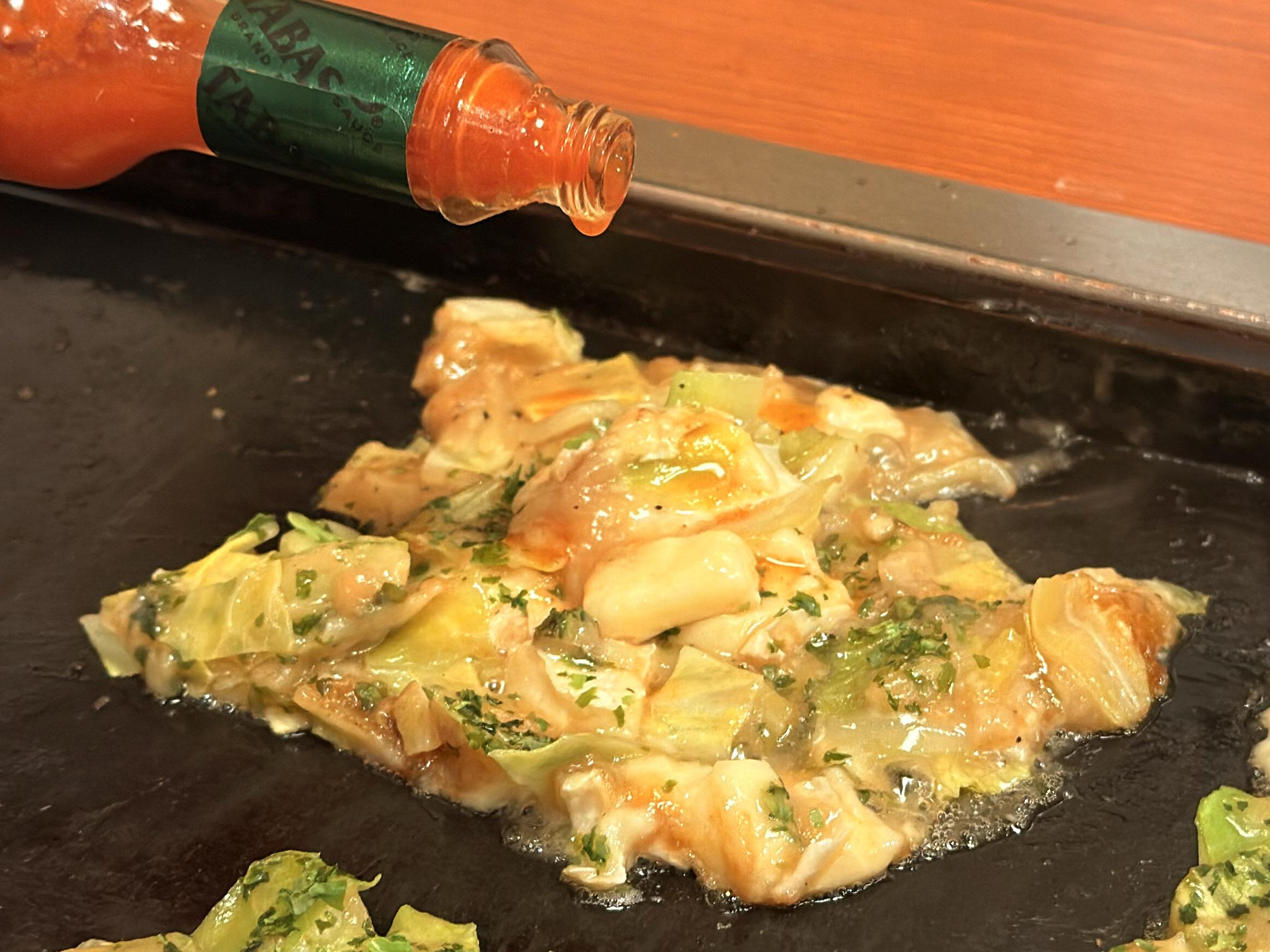 六文銭 本店_タバスコをかけたカマンベールもんじゃ