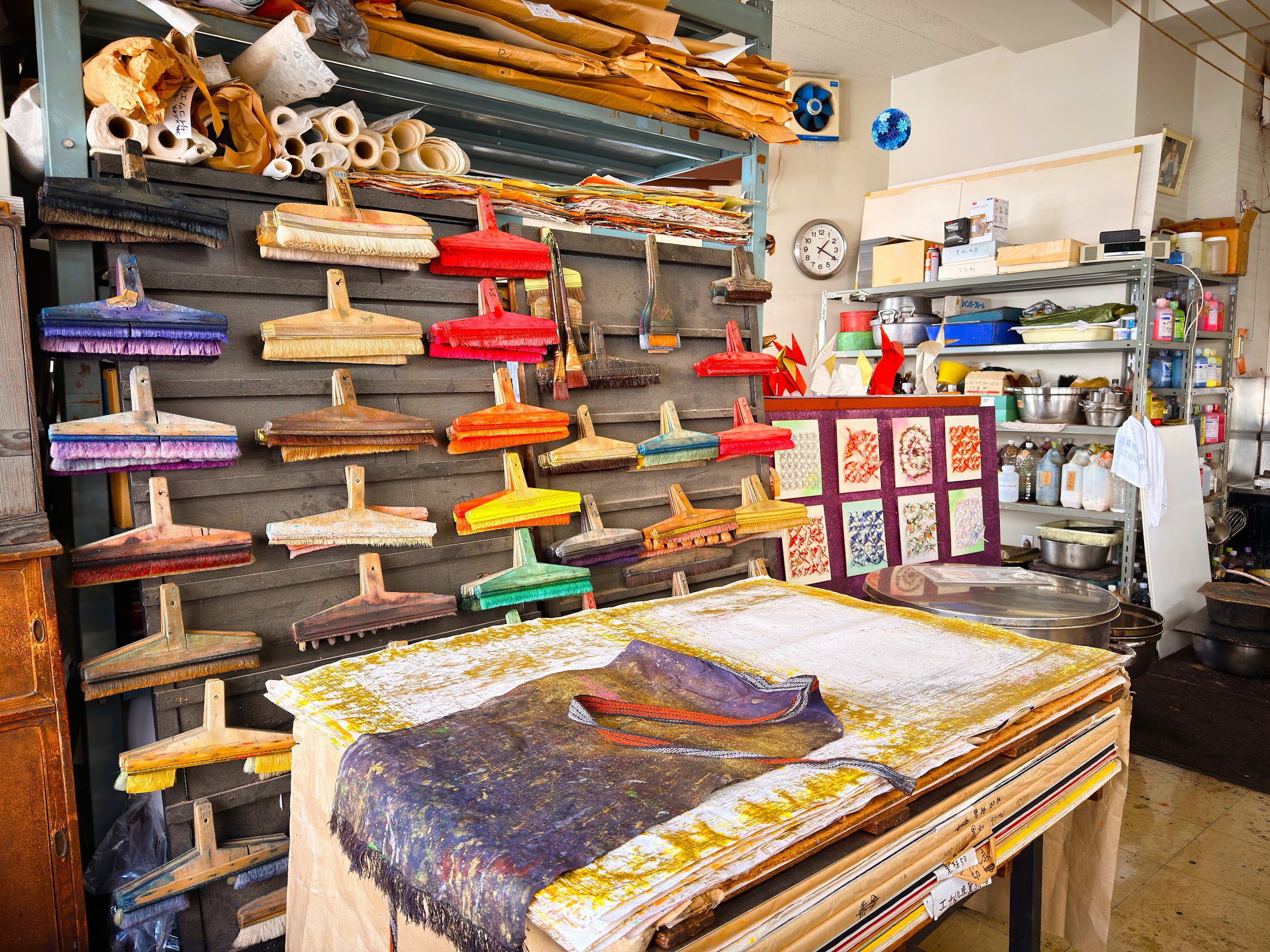 おりがみ会館_工房の奥にある染め紙の道具