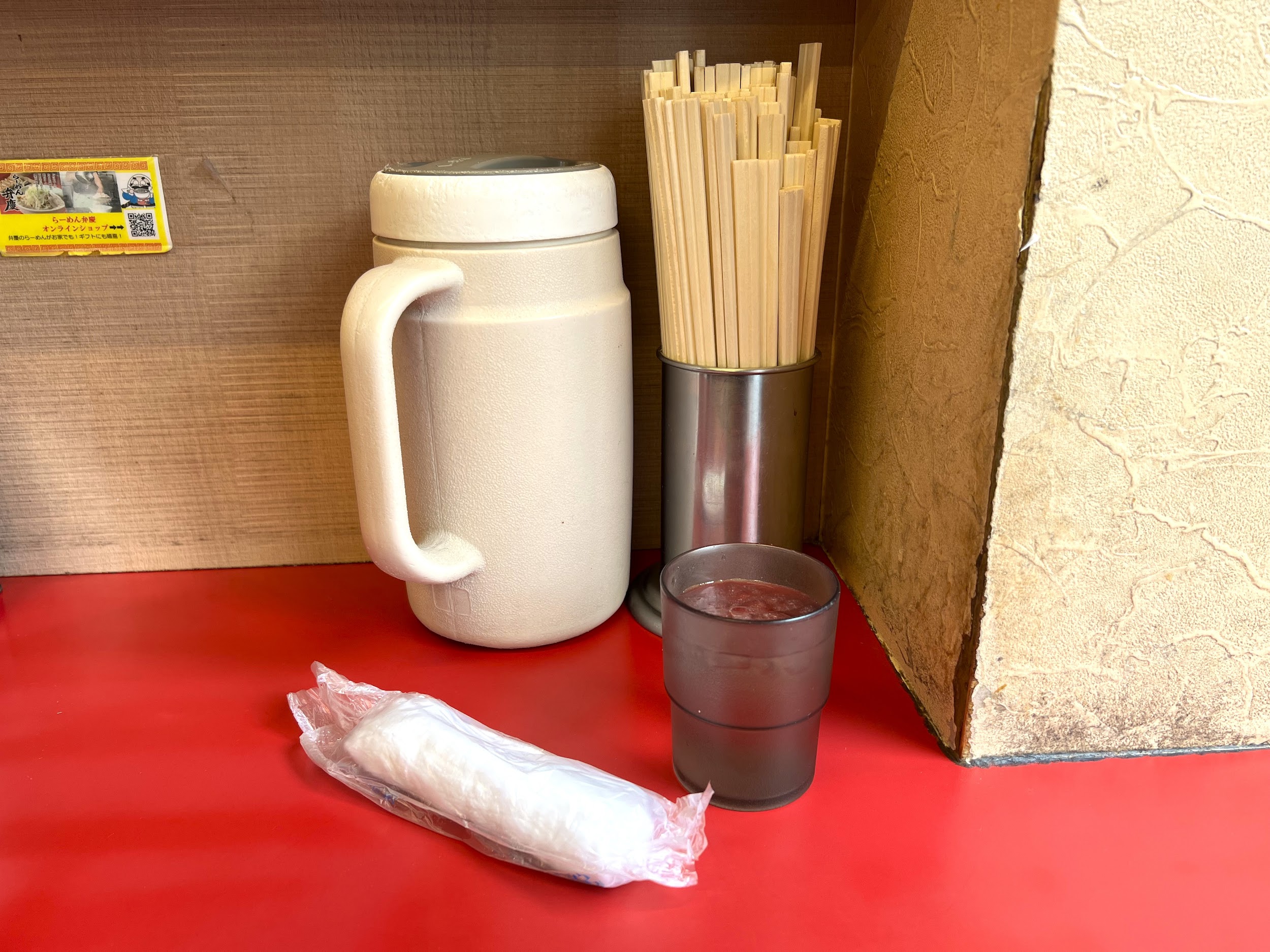 らーめん弁慶 浅草本店_コップに入った水とおしぼり