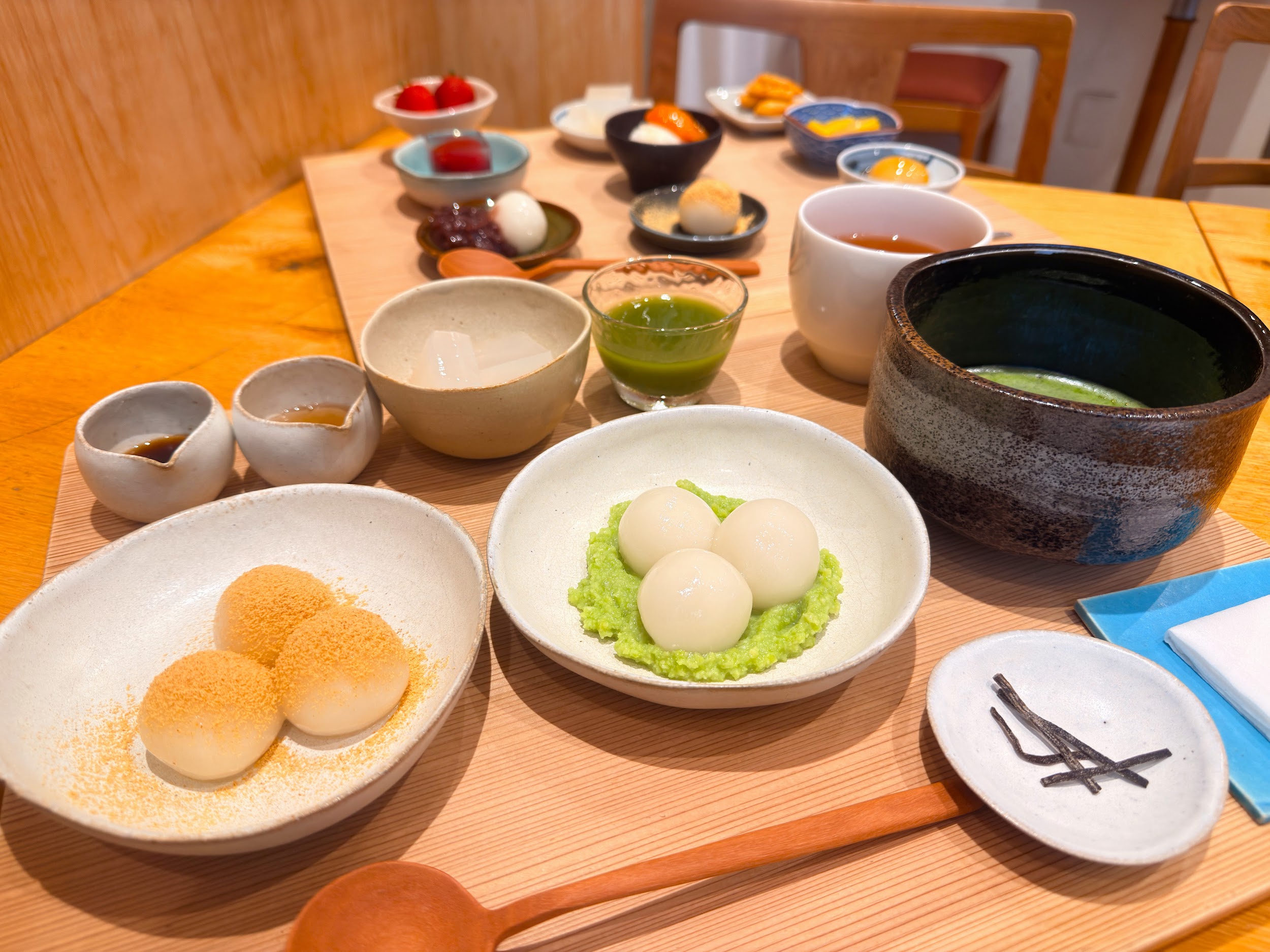 甘味みつや_「みつ白玉二皿（三玉×二皿）、抹茶、水羊羹（抹茶）」と「みつや小皿御膳 9種・抹茶付き」