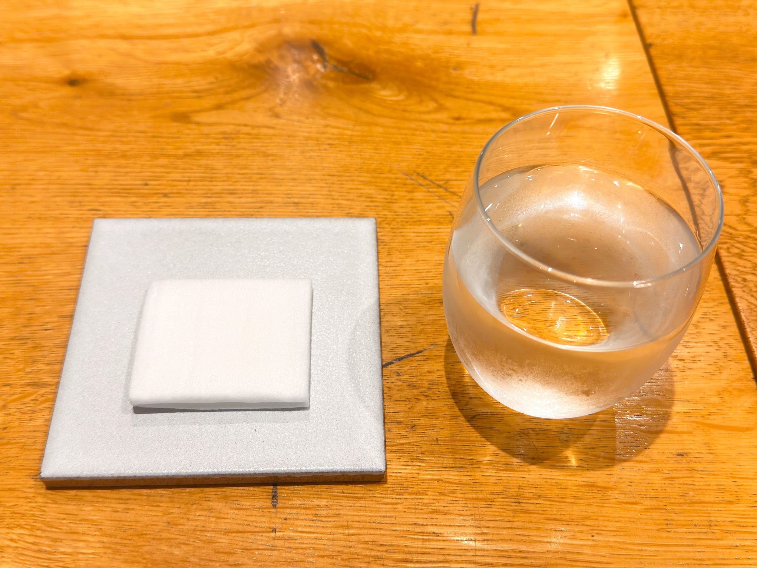 甘味みつや_お水とおしぼり
