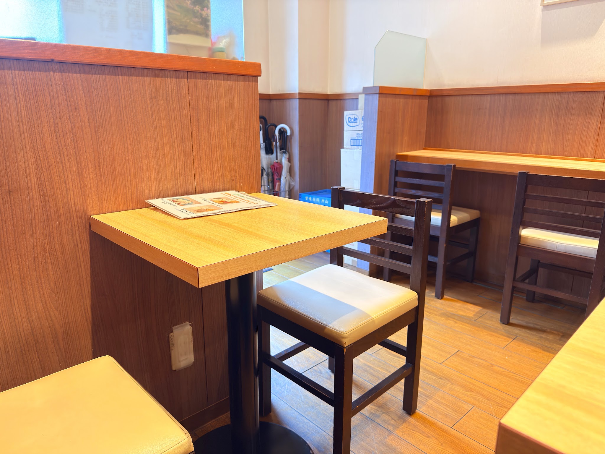 甘味茶房 菊丸_テーブル席とカウンター席