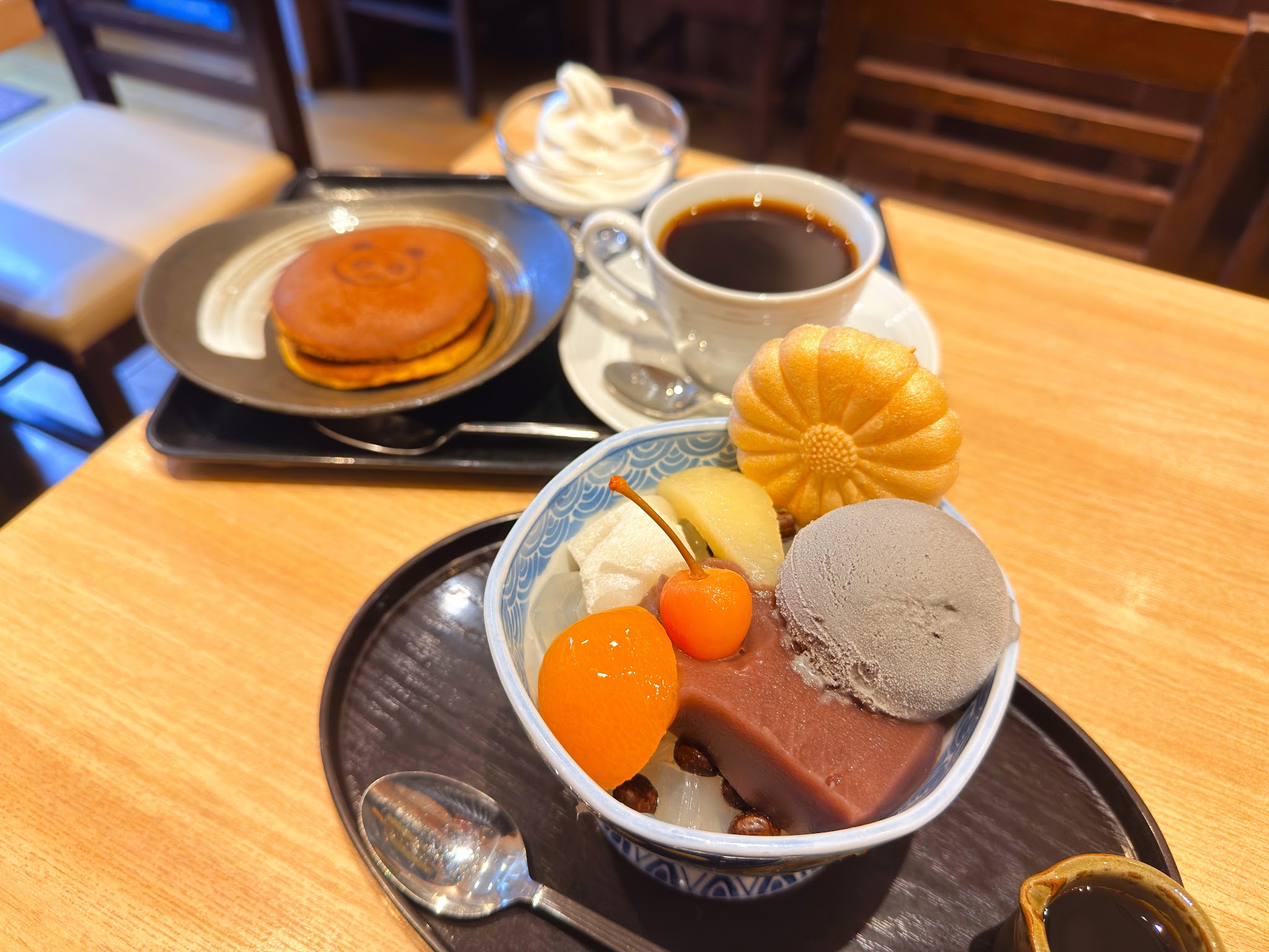 甘味茶房 菊丸_「黒ゴマクリームあんみつ」と「クリームどら焼きセット」