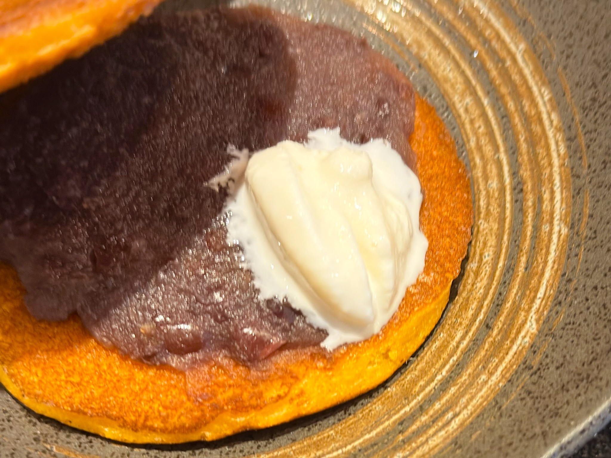 甘味茶房 菊丸_どら焼きの間にソフトクリームをサンド