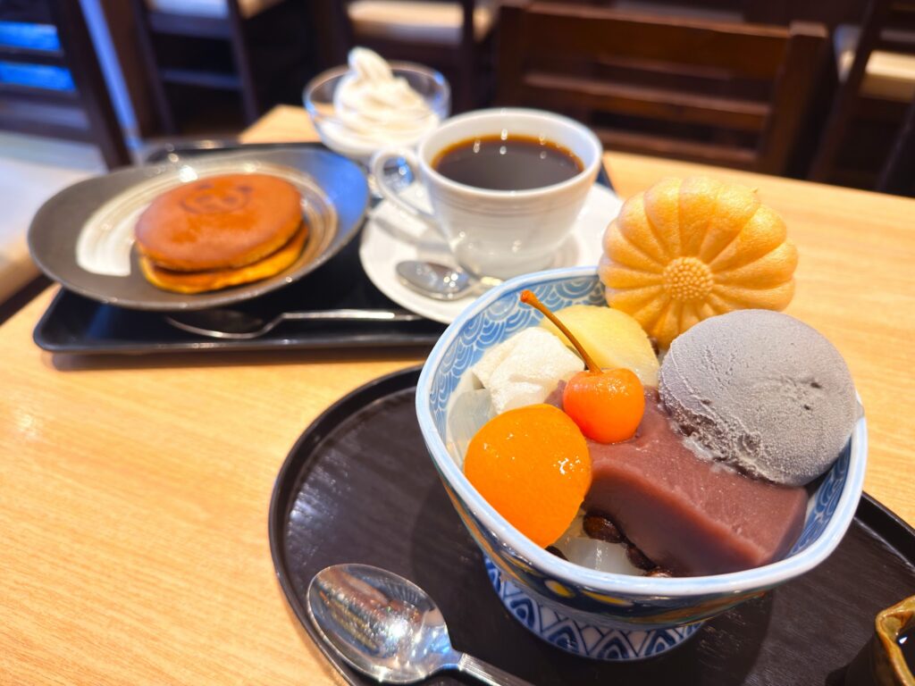 甘味茶房 菊丸_「黒ゴマクリームあんみつ」と「クリームどら焼きセット」